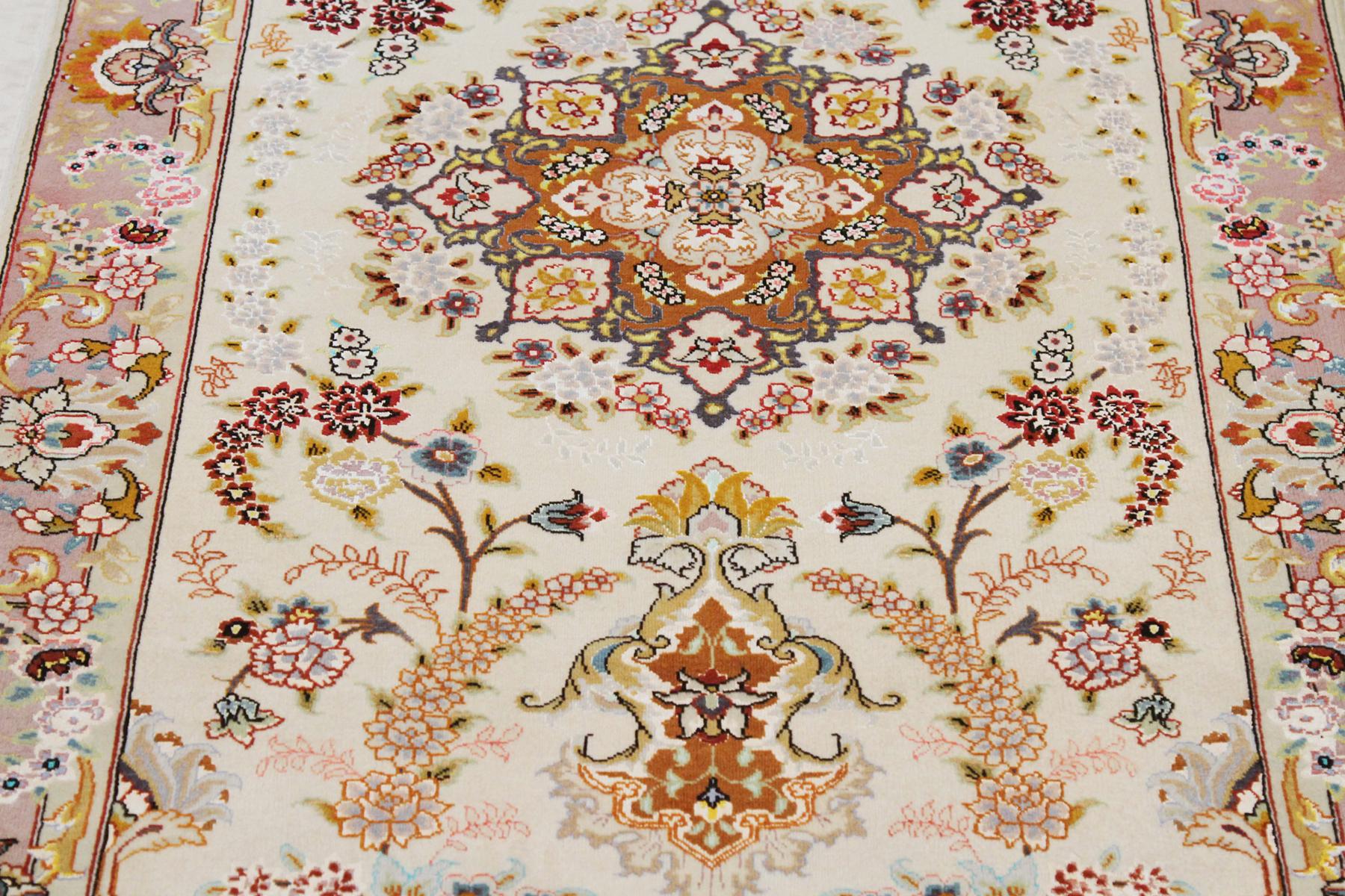 Persischer Täbris-Läufer mit farbigen, floralen Details auf elfenbeinfarbenem Feld (Tabriz) im Angebot