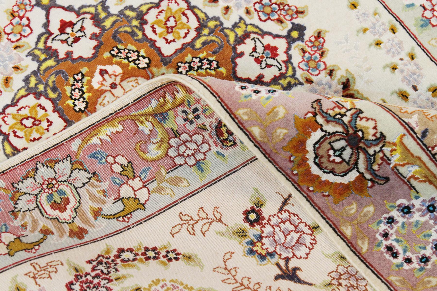 Persischer Täbris-Läufer mit farbigen, floralen Details auf elfenbeinfarbenem Feld (Handgewebt) im Angebot