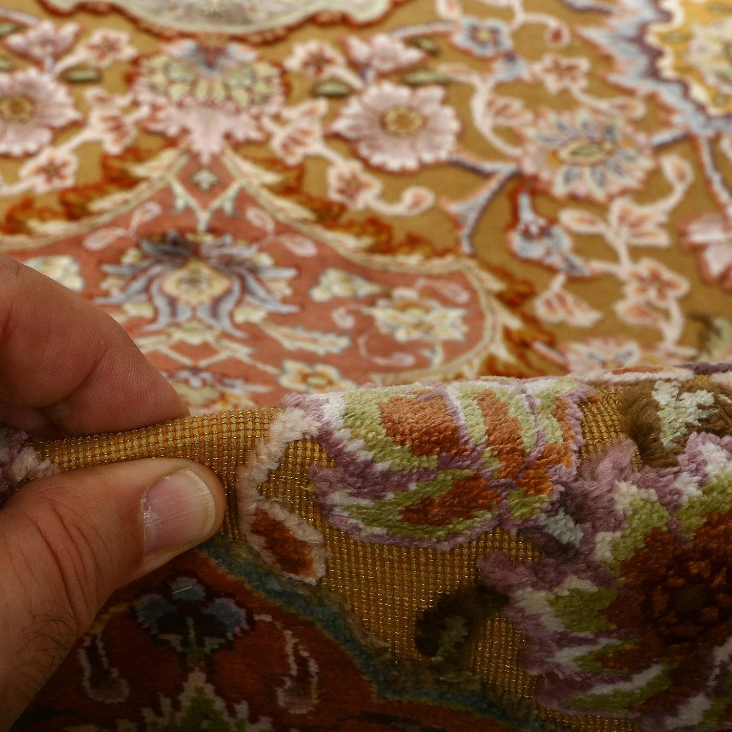 Nuovo tappeto Tabriz Souf in seta e placcato oro 13'4 X 9'7

Key Detail:
Pile: seta e metallo placcato oro
Fondazione: seta di colore freddo
Origine: Tabriz souf
Design: shahsavarpour
Età approssimativa: nuova
Qualità (KPI): 575
Condizioni: