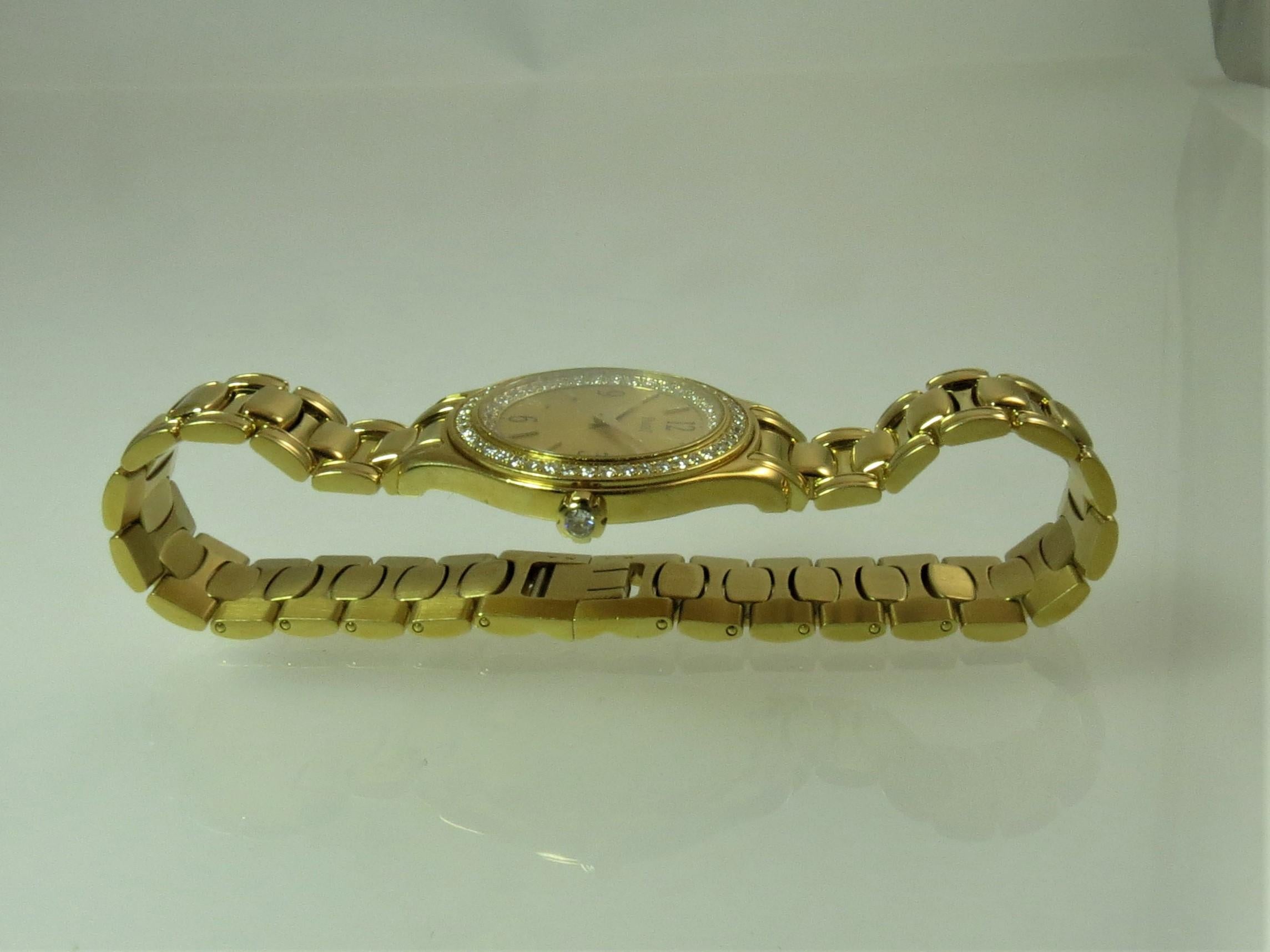 Taille ronde Piaget Montre-bracelet neuve en or jaune 18 carats avec lunette à double rangée de diamants en vente