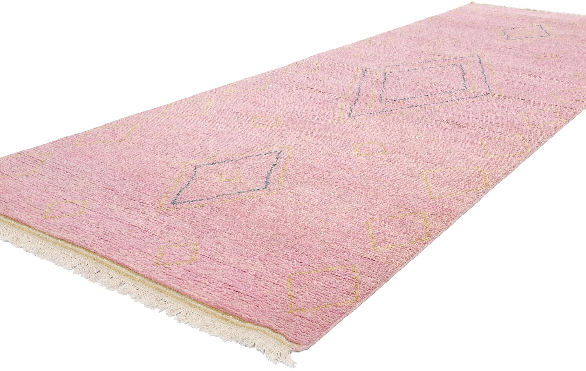31310 New Pink Diamond Modern Moroccan Rugner, 03'11 x 12'00. Questo tappeto marocchino moderno Pink Diamond Runner in lana annodata a mano è un'incredibile miscela di tradizione e design contemporaneo. Questo accattivante runner marocchino è