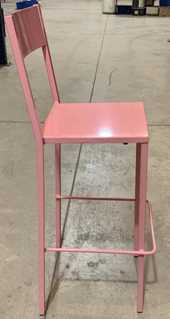 Nouveau tabouret de comptoir industriel en fer forgé rose avec assise et dossier en métal