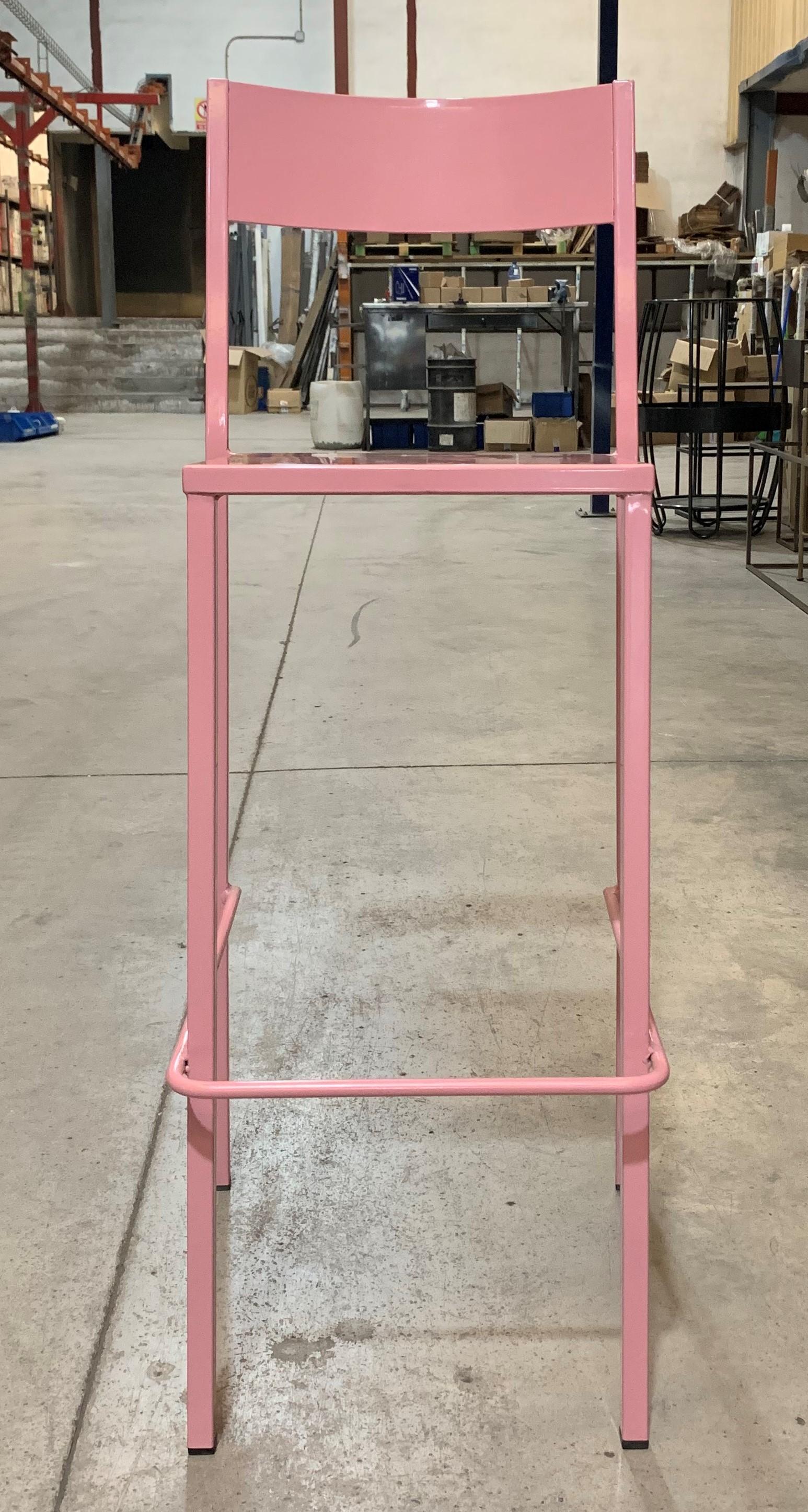 Espagnol New Pink Industrial Wrought Iron Shop:: Counter Stool avec siège et dossier en métal en vente