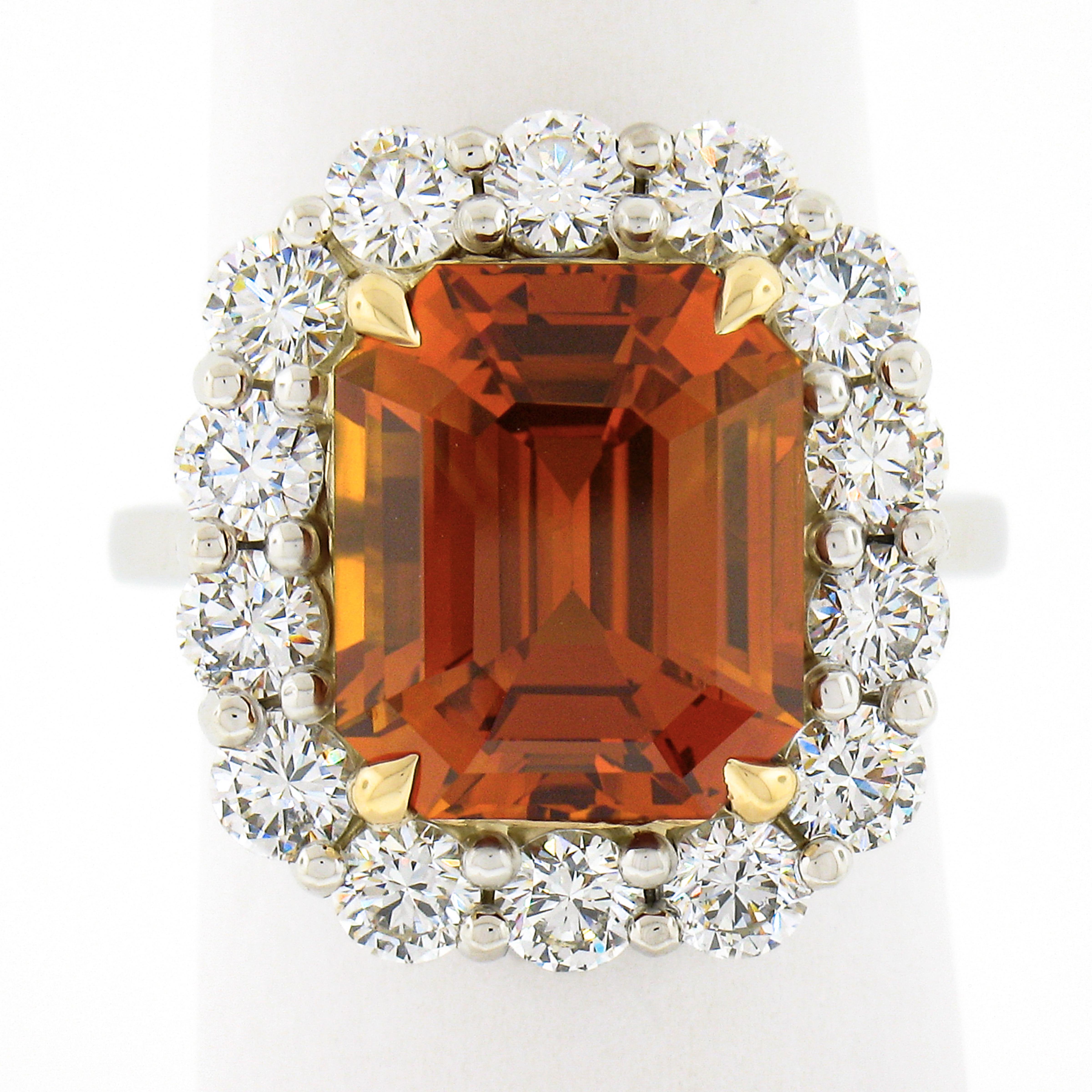 Taille émeraude NOUVEAU Bague cocktail en or 18 carats et platine avec saphir orange vif de 10,7 carats certifié GIA et halo de diamants en vente