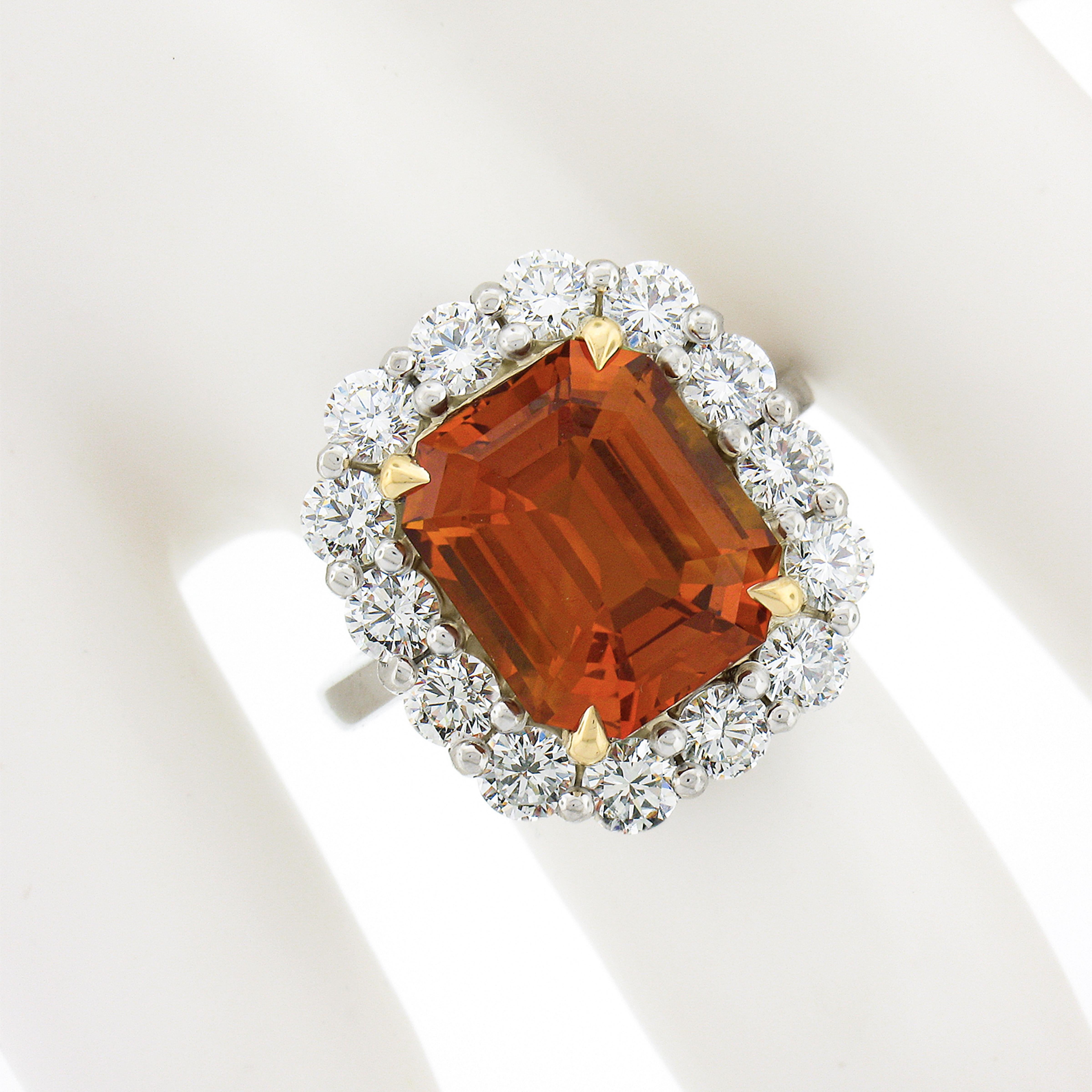 NOUVEAU Bague cocktail en or 18 carats et platine avec saphir orange vif de 10,7 carats certifié GIA et halo de diamants Pour femmes en vente