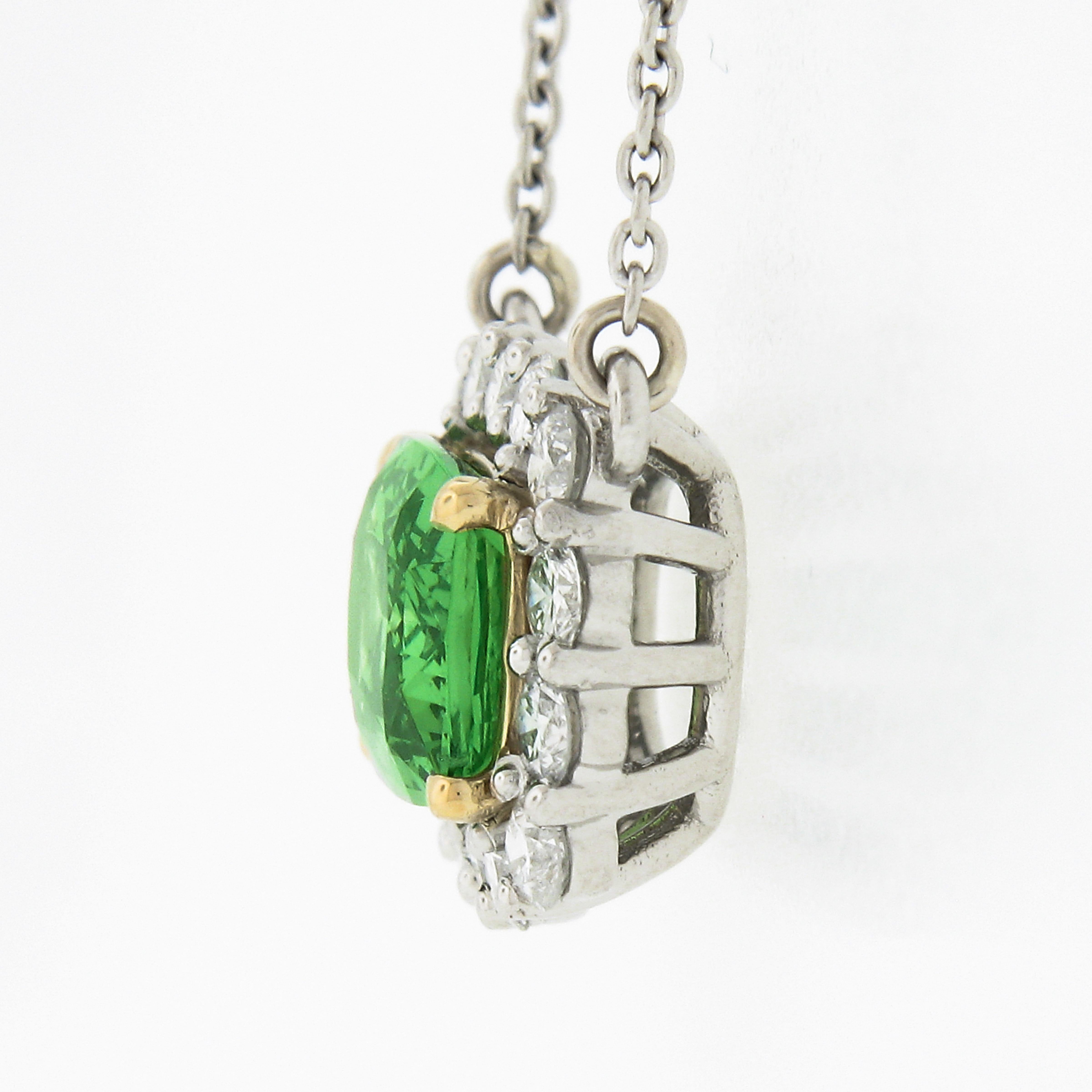 Nouveau Plat. Collier pendentif en or 18k GIA avec coussin pour tsavorite solitaire et diamant en halo Pour femmes en vente