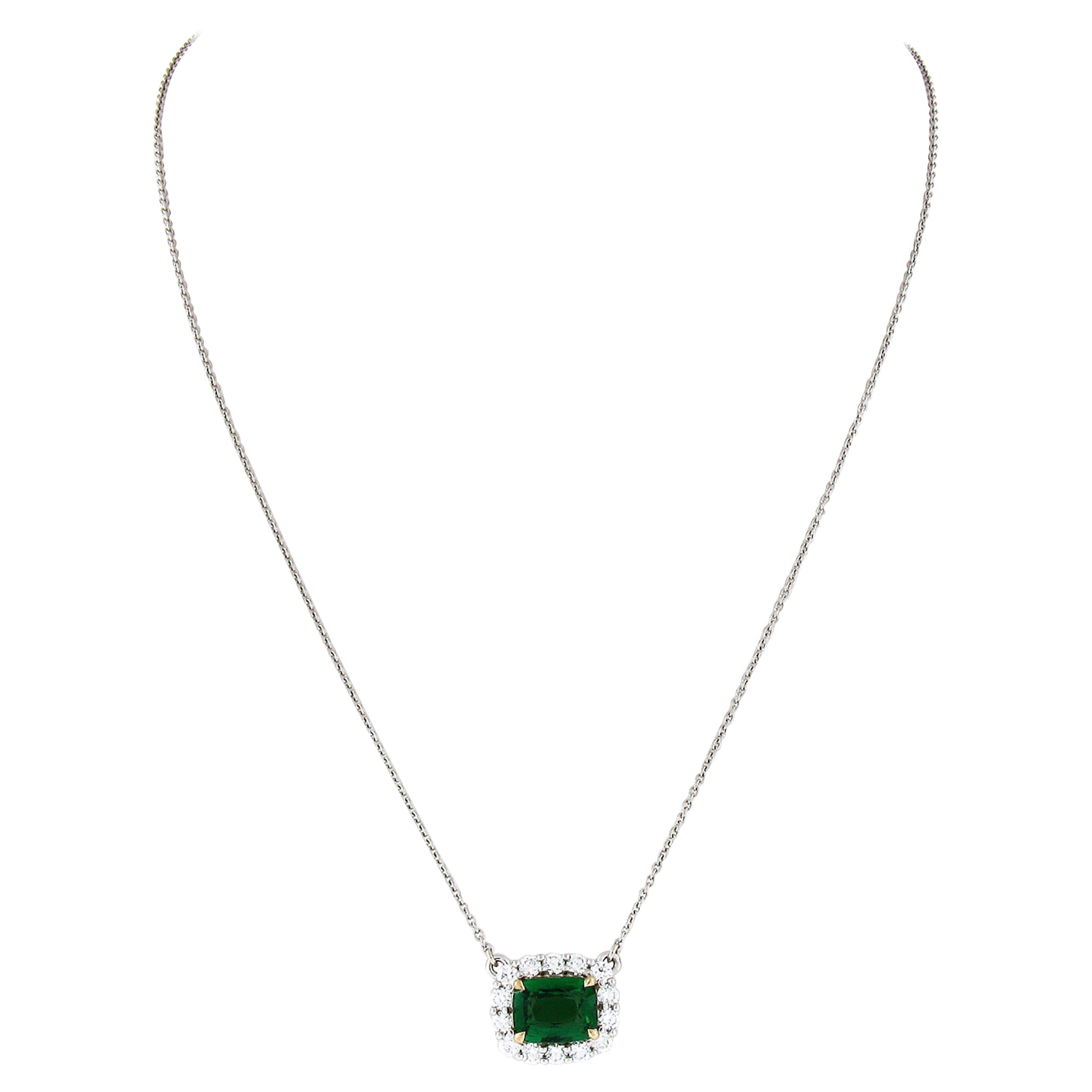 New Plat. Collier pendentif en or 18k GIA Tsavorite coussin Solitaire Diamant Halo en vente