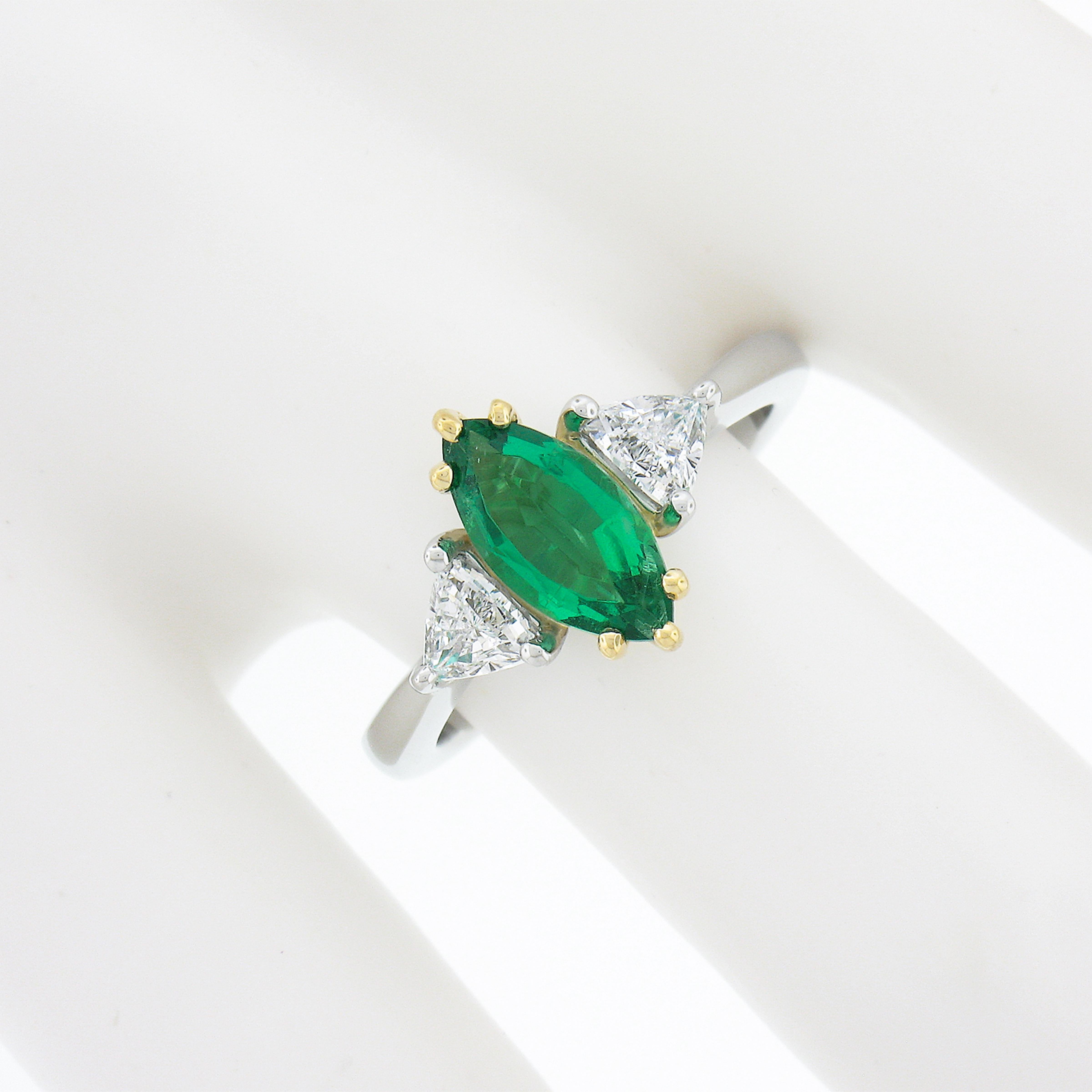 Taille Marquise Bague à 3 pierres en or 18 carats avec émeraude verte marquise et trillion de diamants, certifiée GIA en vente
