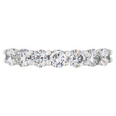 Nueva alianza de platino con diamantes redondos de 1,12 quilates con garras compartidas de perfil bajo