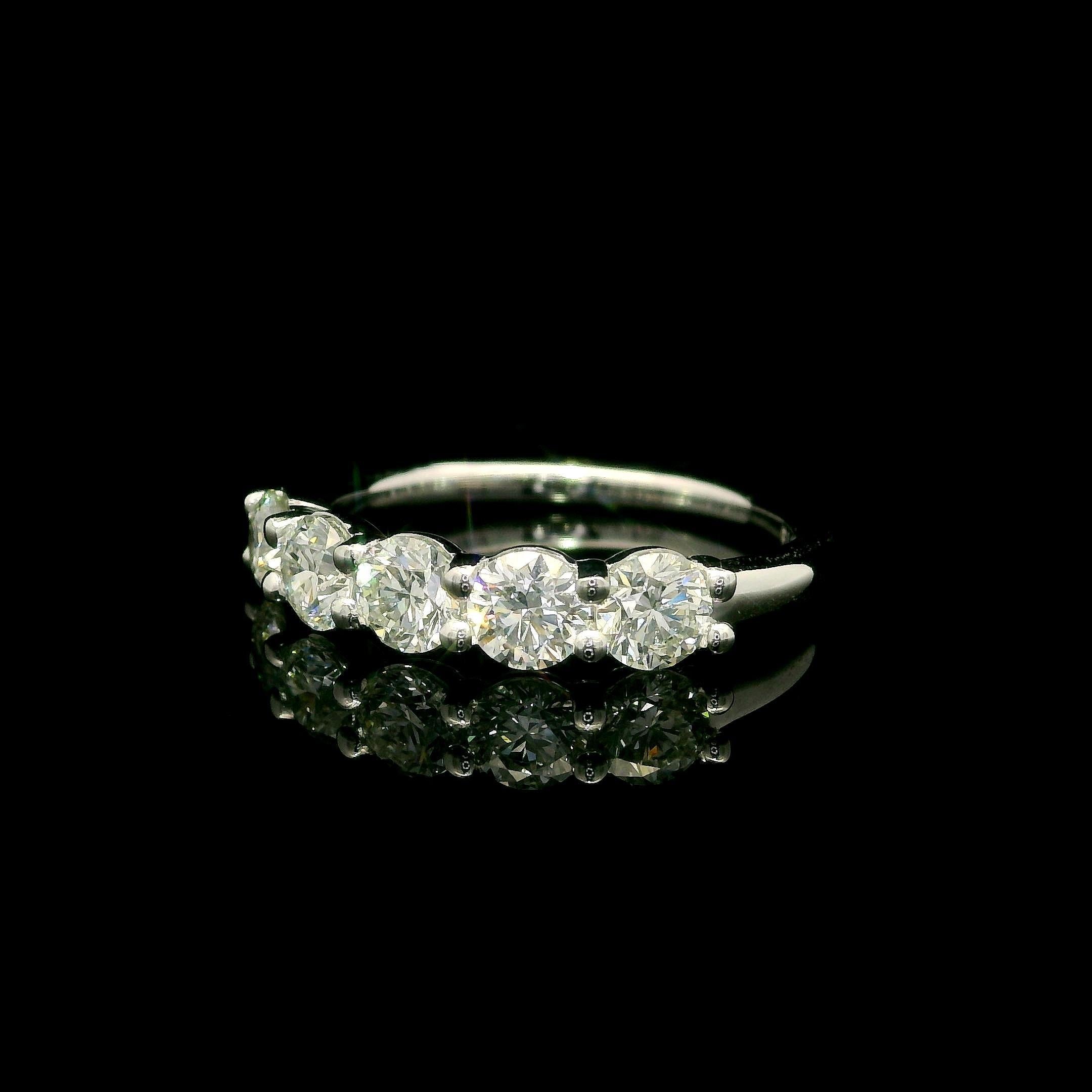 Taille brillant New Platinum 1.24ctw Round Diamond Low Profile Classic 5 Stone Band Ring en vente