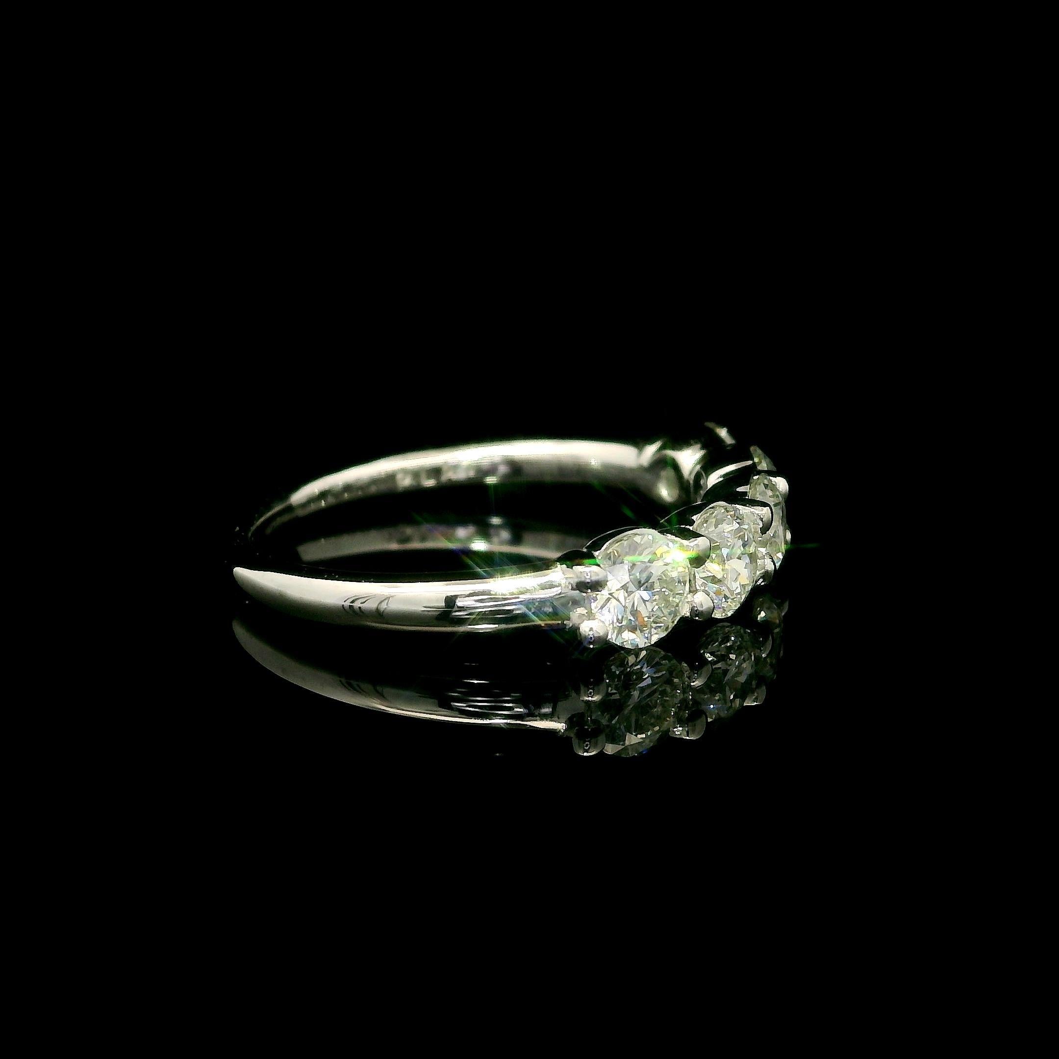 New Platinum 1.24ctw Round Diamond Low Profile Classic 5 Stone Band Ring Pour femmes en vente