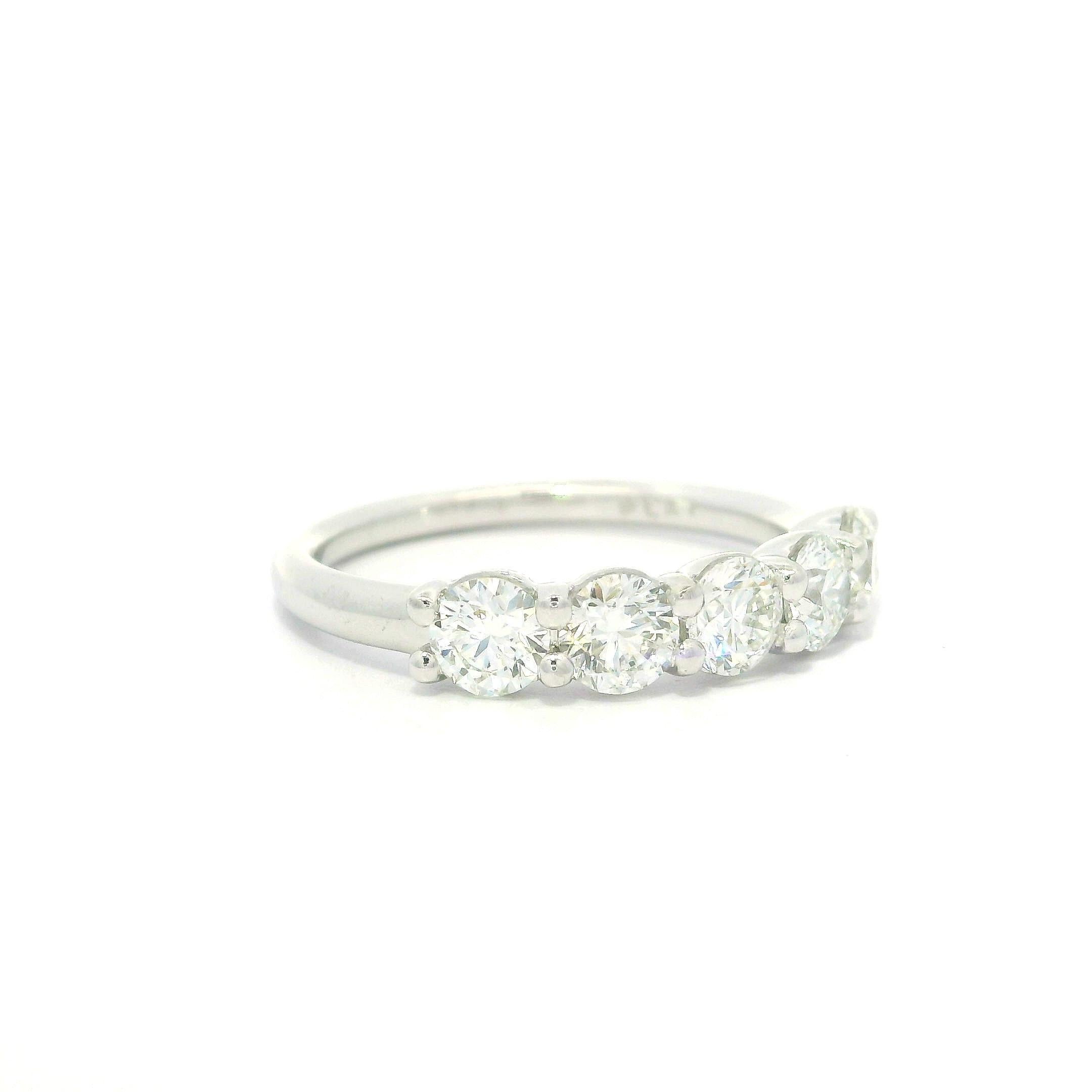 New Platinum 1.24ctw Round Diamond Low Profile Classic 5 Stone Band Ring en vente 2