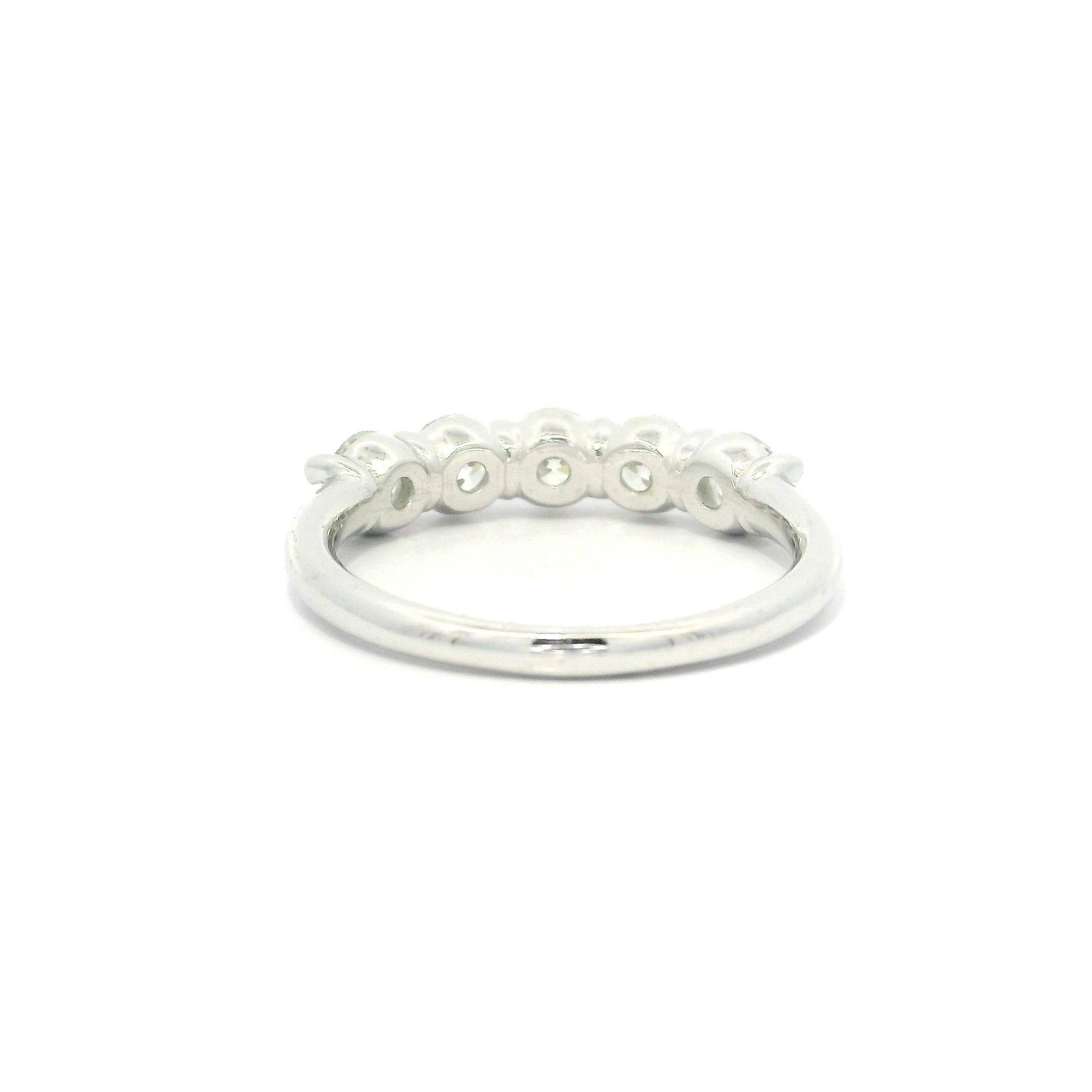 New Platinum 1.24ctw Round Diamond Low Profile Classic 5 Stone Band Ring en vente 4