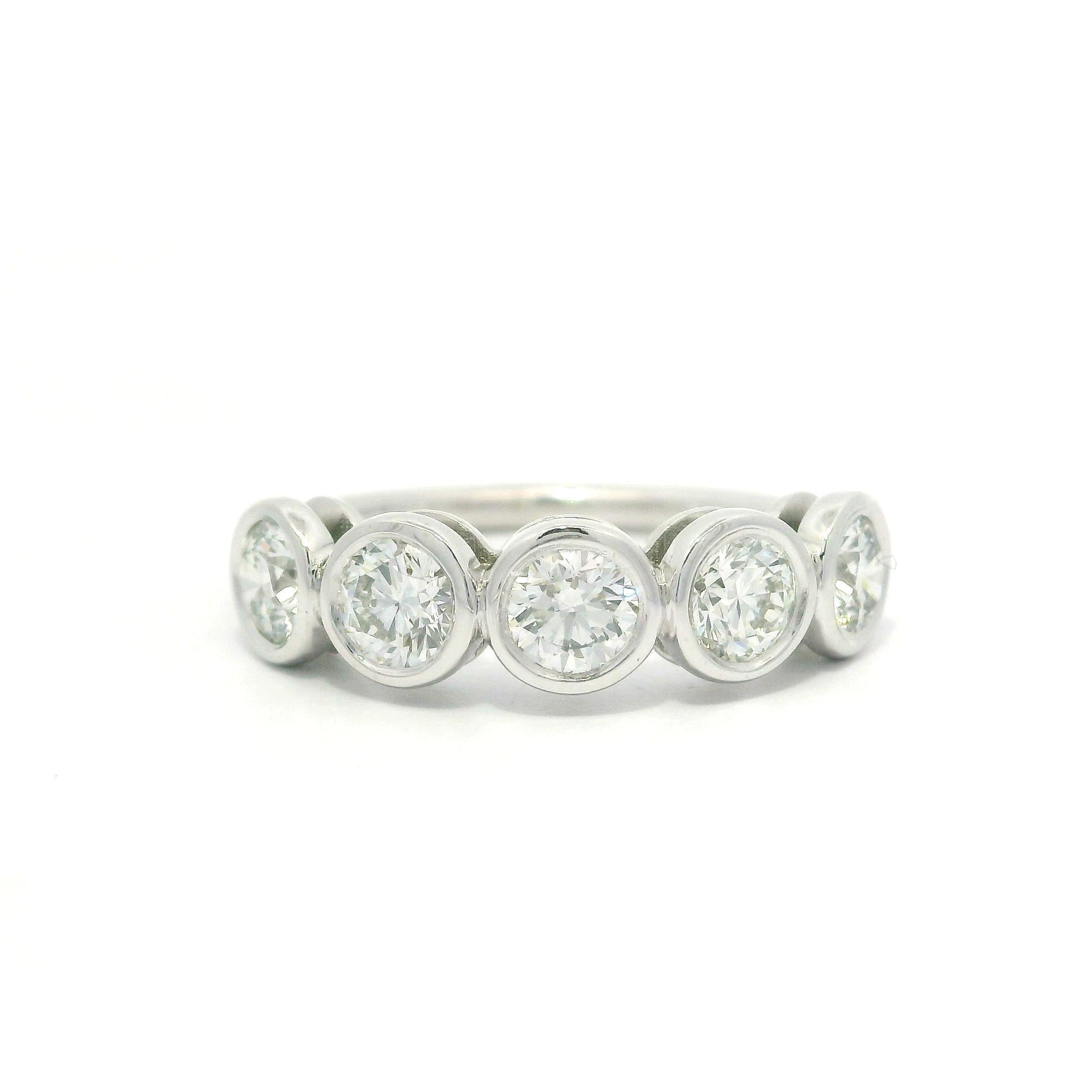 NEW Platinum 1.28ctw 5 VS F Diamond Stackable Bezel Set Band Band Ring en vente 6