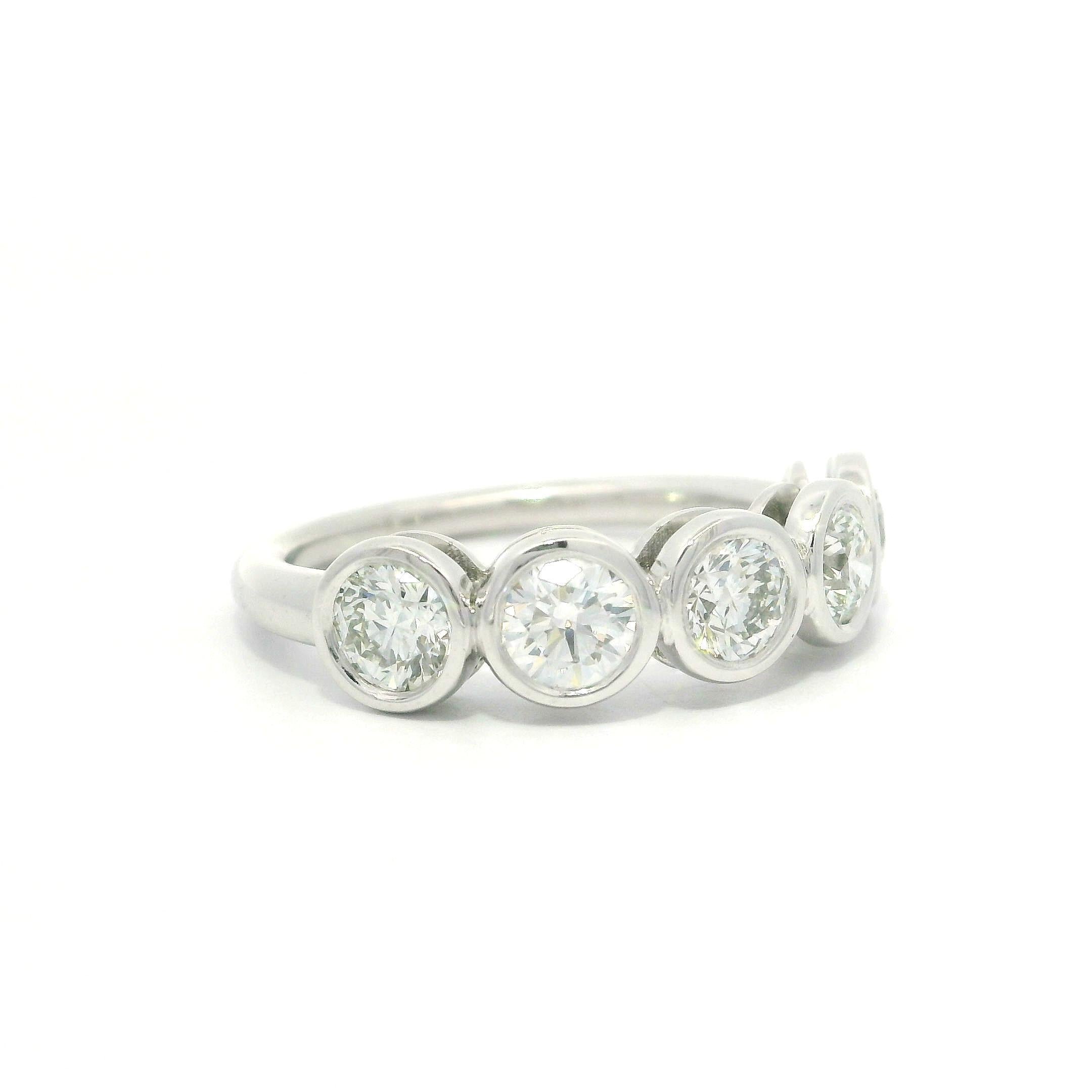 NEW Platinum 1.28ctw 5 VS F Diamond Stackable Bezel Set Band Band Ring en vente 7