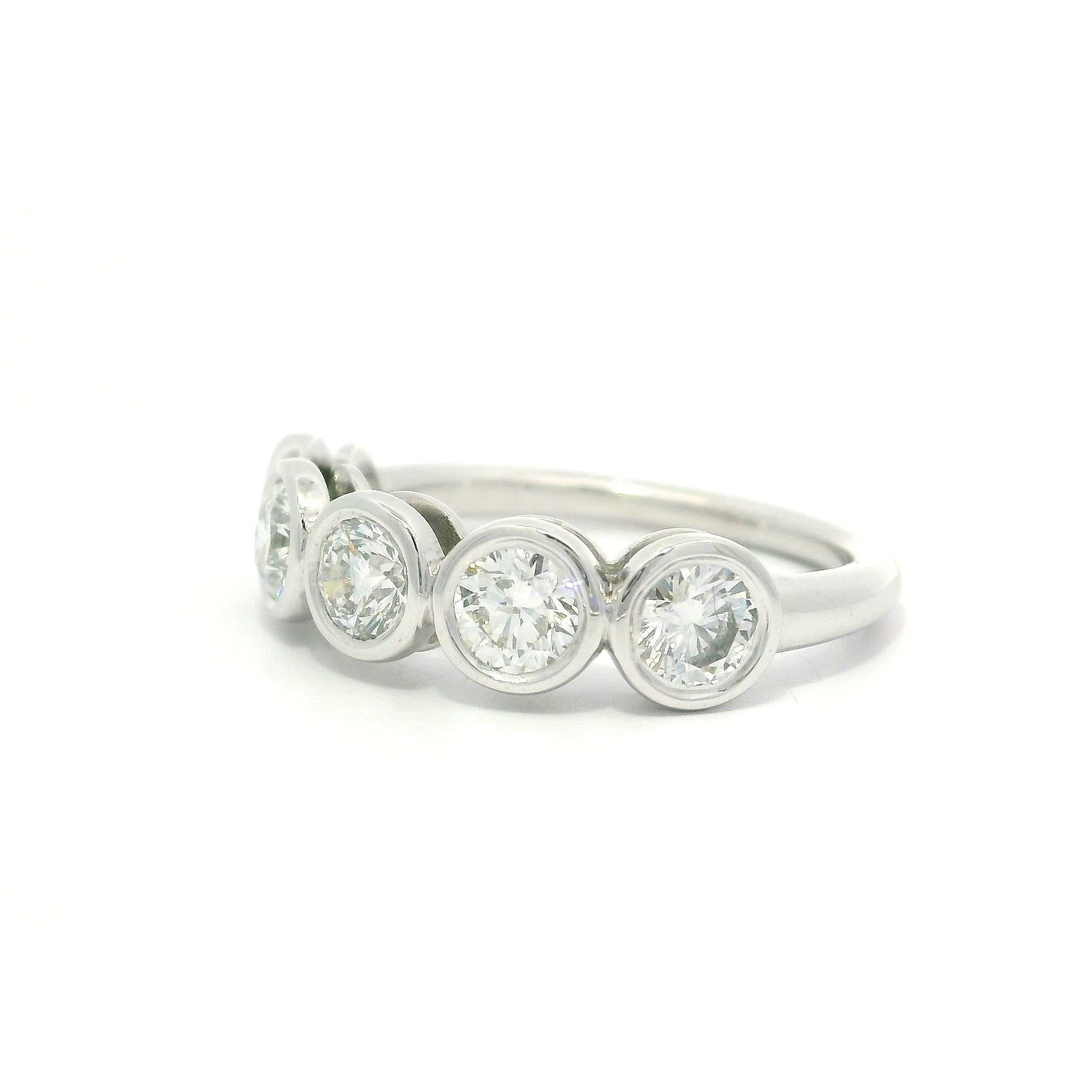 NEW Platinum 1.28ctw 5 VS F Diamond Stackable Bezel Set Band Band Ring en vente 8