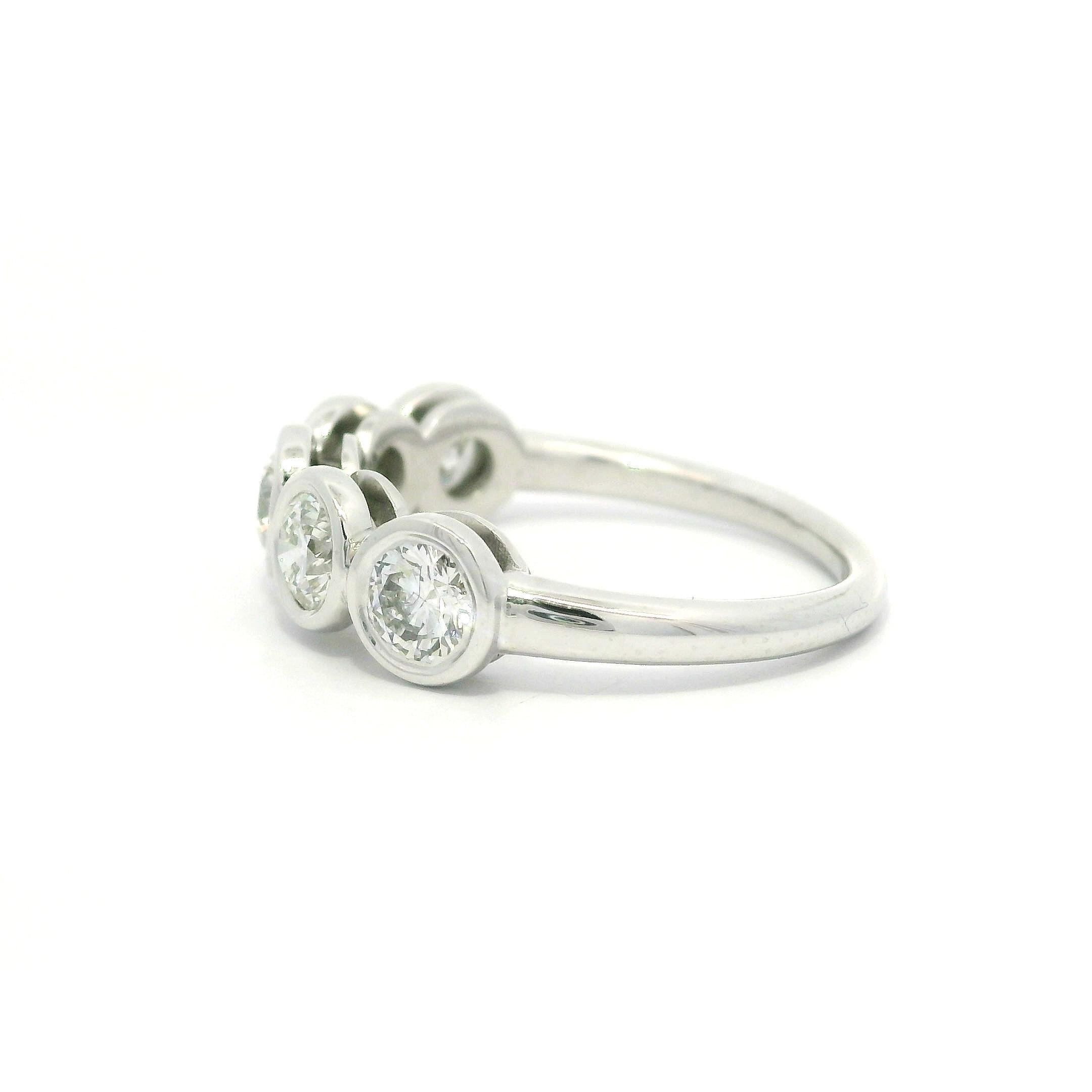 NEW Platinum 1.28ctw 5 VS F Diamond Stackable Bezel Set Band Band Ring en vente 9