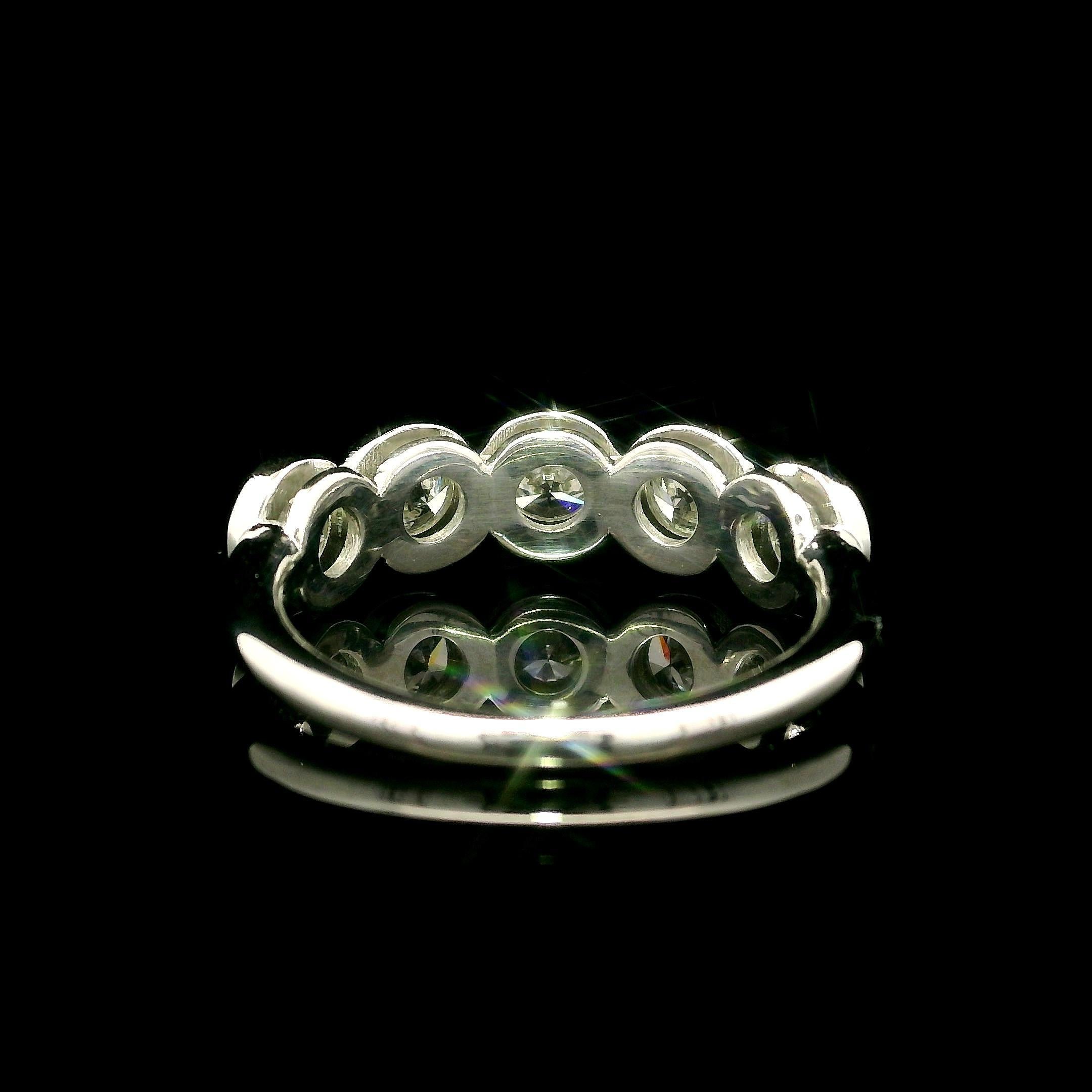 Taille brillant NEW Platinum 1.28ctw 5 VS F Diamond Stackable Bezel Set Band Band Ring en vente