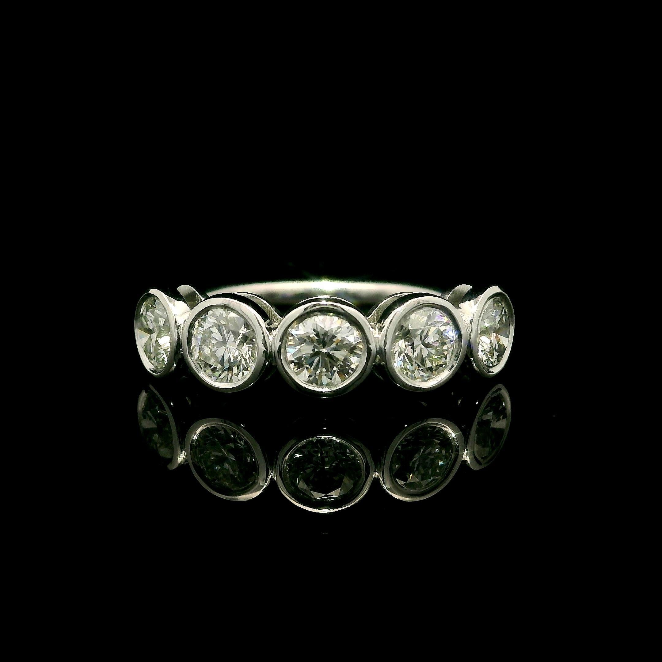 NEW Platinum 1.28ctw 5 VS F Diamond Stackable Bezel Set Band Band Ring en vente 2