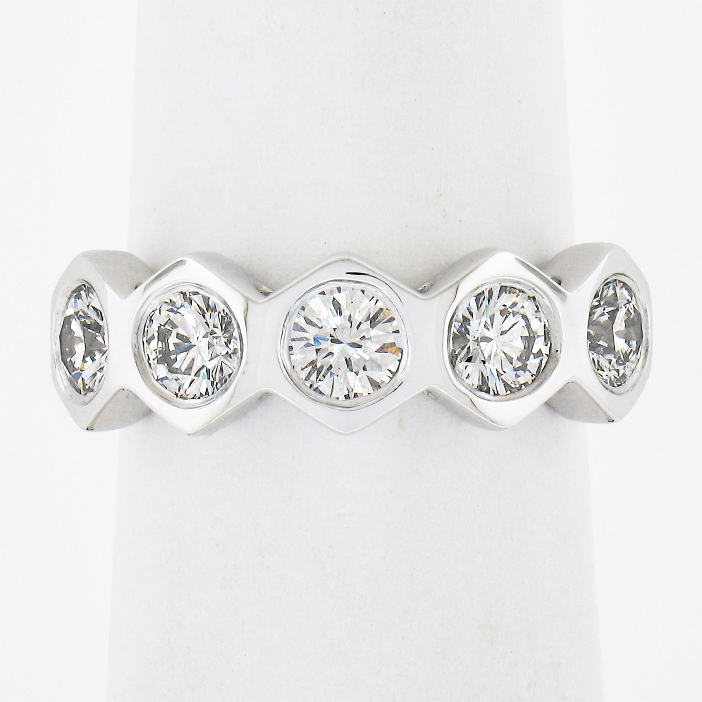 --Pierre(s) :...
(5) Diamant naturel authentique - taille ronde brillante - serti à ras bord - couleur F/G - pureté VS1-SI1
Poids total en carats :	1.32 (exact)

MATERIAL : Platine massif .900
Poids : 9.36 grammes
Taille de la bague : 6.0 (ajustée