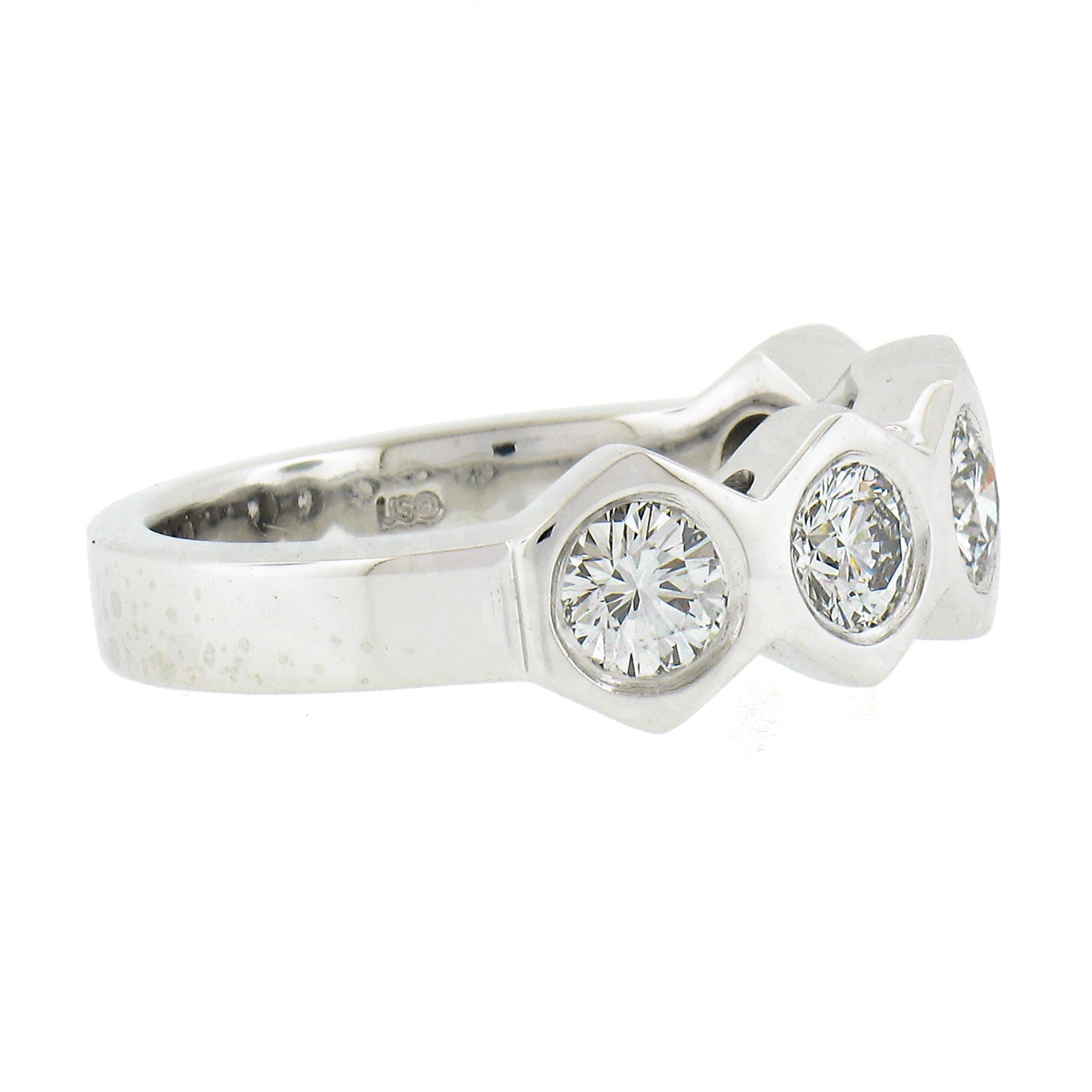 Bague empilable de forme hexagonale en platine, sertie de diamants ronds de 1,32 ctw Pour femmes en vente