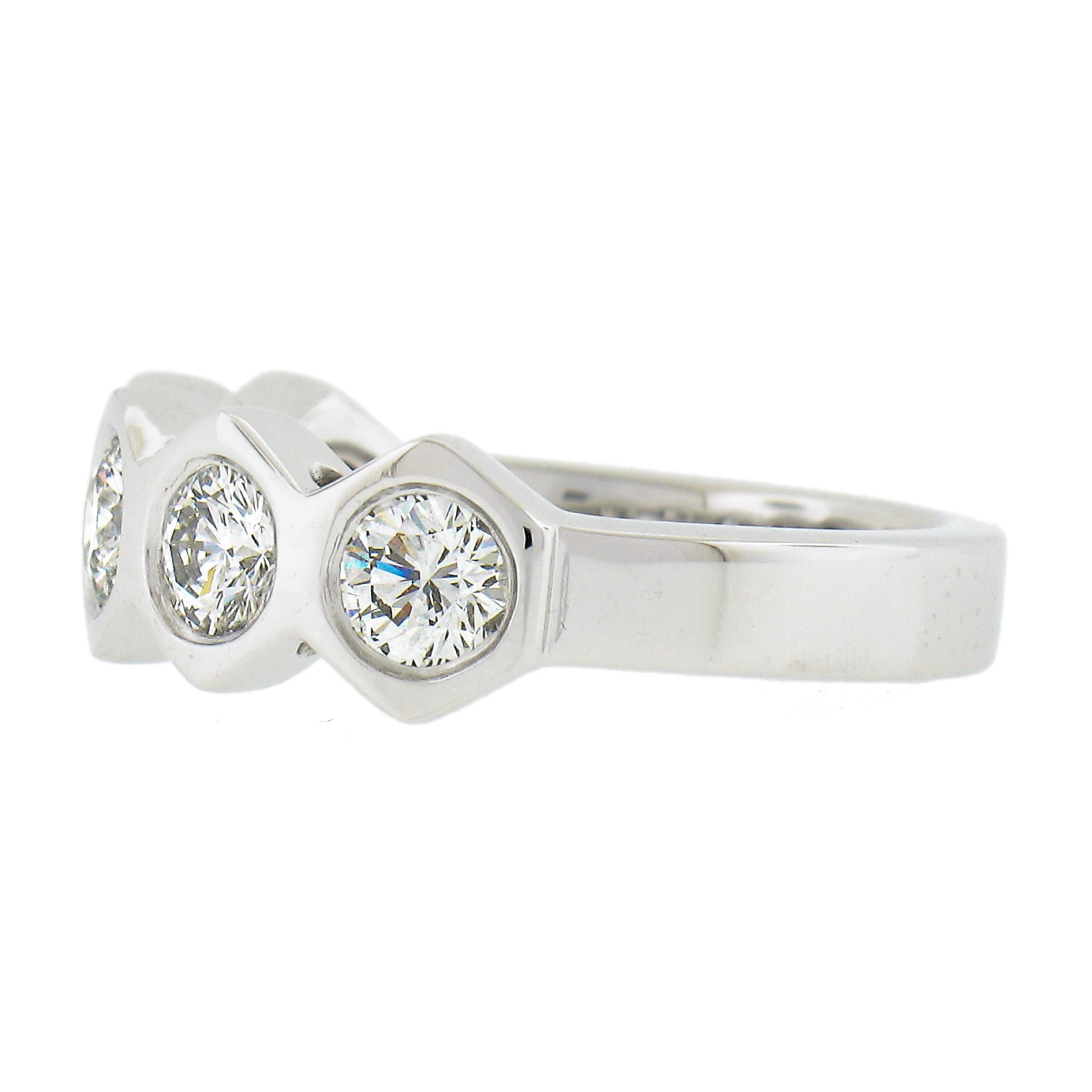 Bague empilable de forme hexagonale en platine, sertie de diamants ronds de 1,32 ctw en vente 1