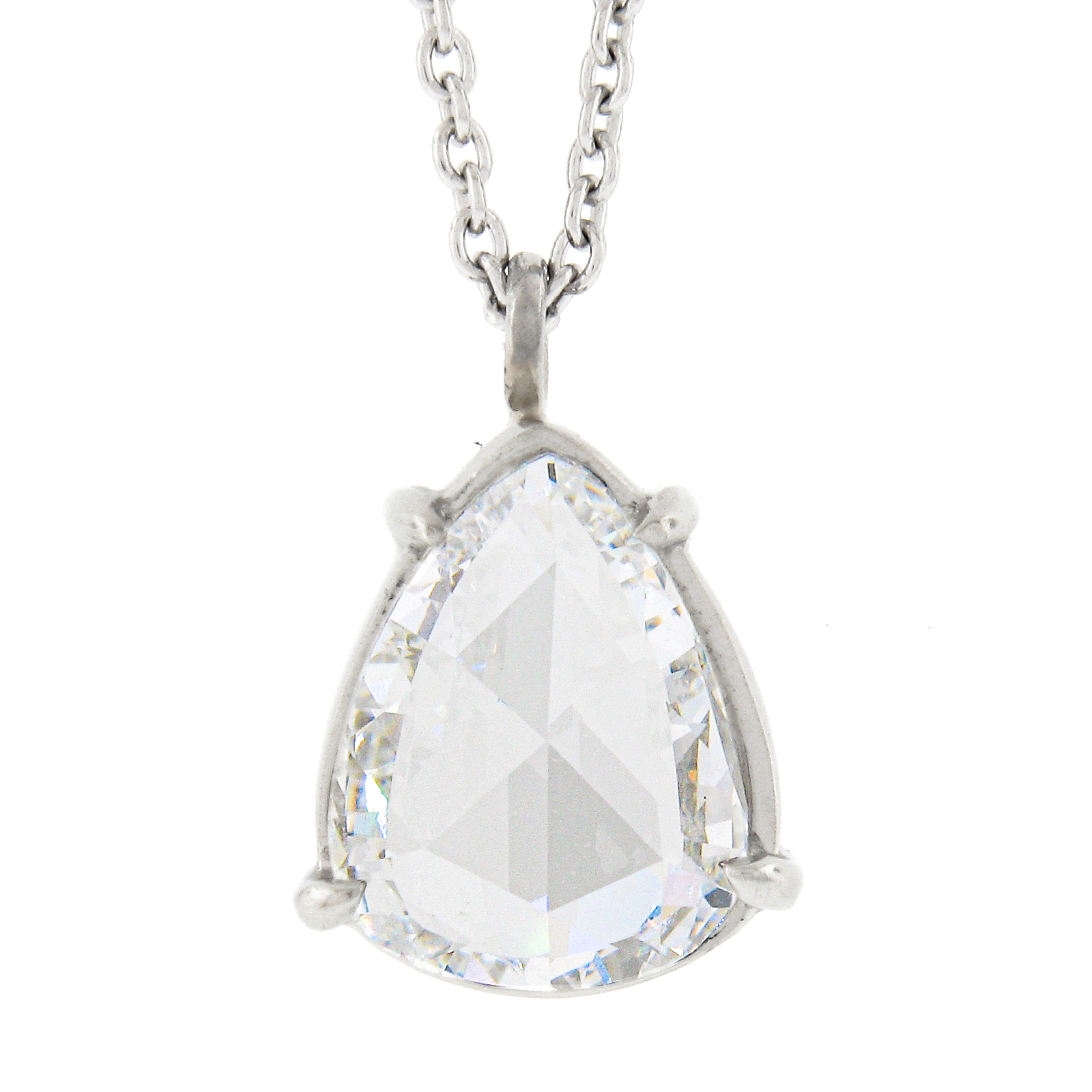 Nous avons ici un magnifique collier pendentif en diamants, tout neuf, fabriqué en platine massif. Ce pendentif coulissant de style collier présente un solitaire en diamant taille rose poire de très belle qualité, certifié GIA, soigneusement serti