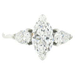 Nuevo Anillo de Compromiso de Platino de 3 Piedras con Diamante Marquesa Pera de 1,39 ctw GIA E VVS