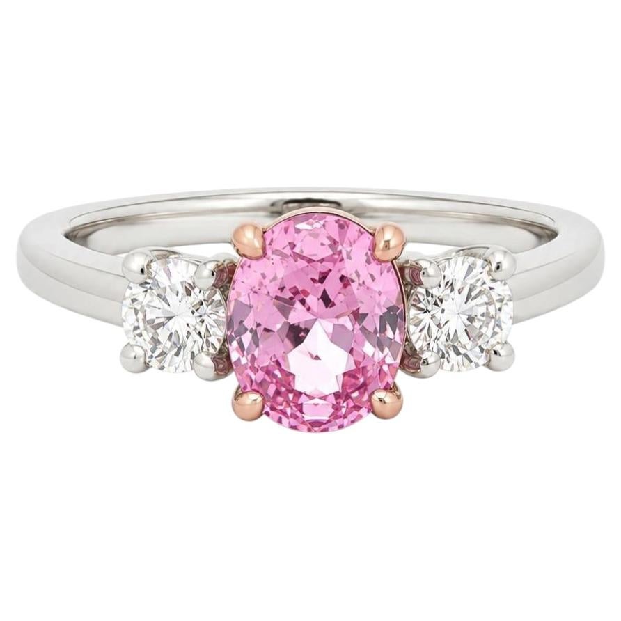 Neuer Ring aus Platin und 14-karätigem Gold mit einem ovalen rosa Saphir (GIA-zertifiziert, ohne Wärmebehandlung) und Diamanten an den Seiten