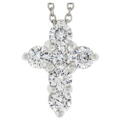 Pendentif croix en platine avec chaîne et diamants ronds et brillants à griffes partagées, 1,53 carat
