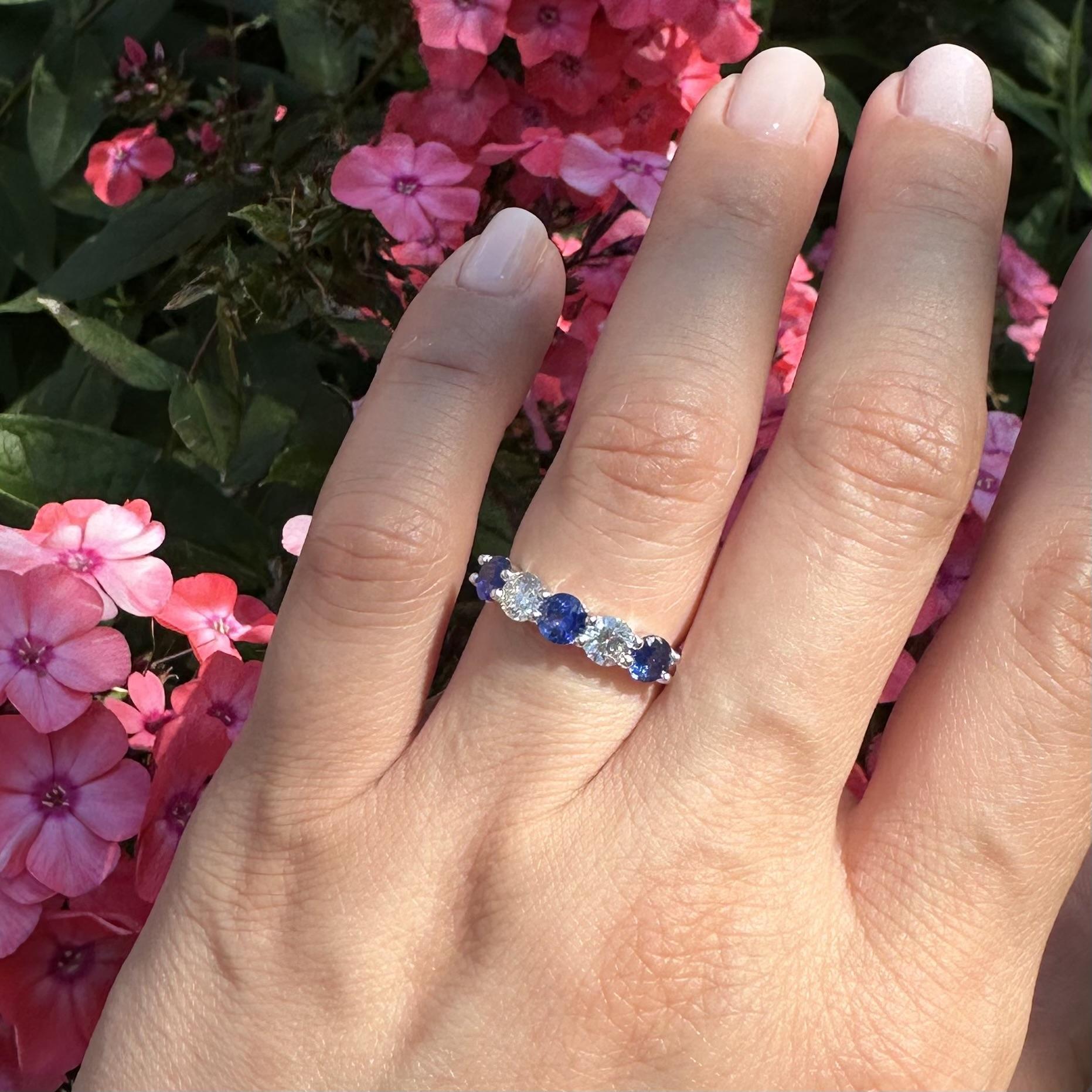 Nuovo anello in platino con diamante e zaffiro blu di alta qualità a basso profilo in vendita 5
