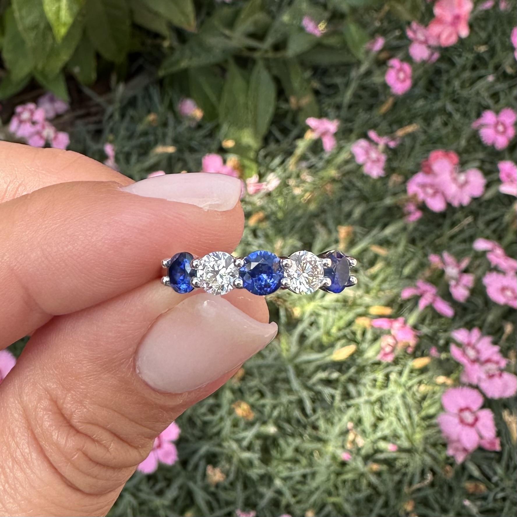 Nuovo anello in platino con diamante e zaffiro blu di alta qualità a basso profilo in vendita 7