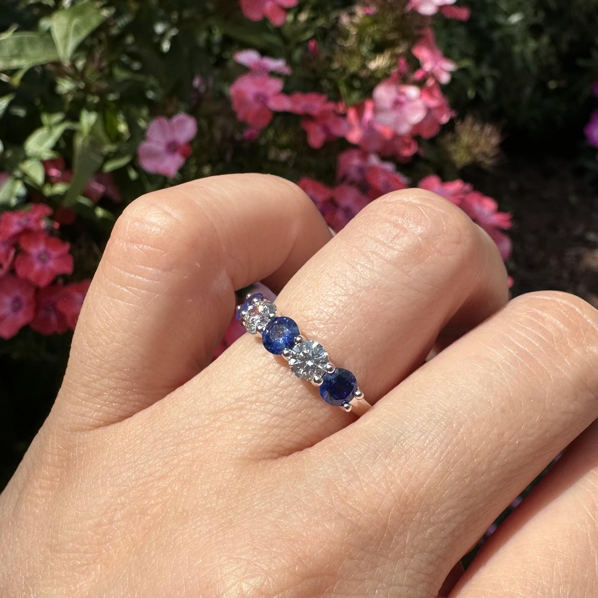 Nuovo anello in platino con diamante e zaffiro blu di alta qualità a basso profilo in vendita 9