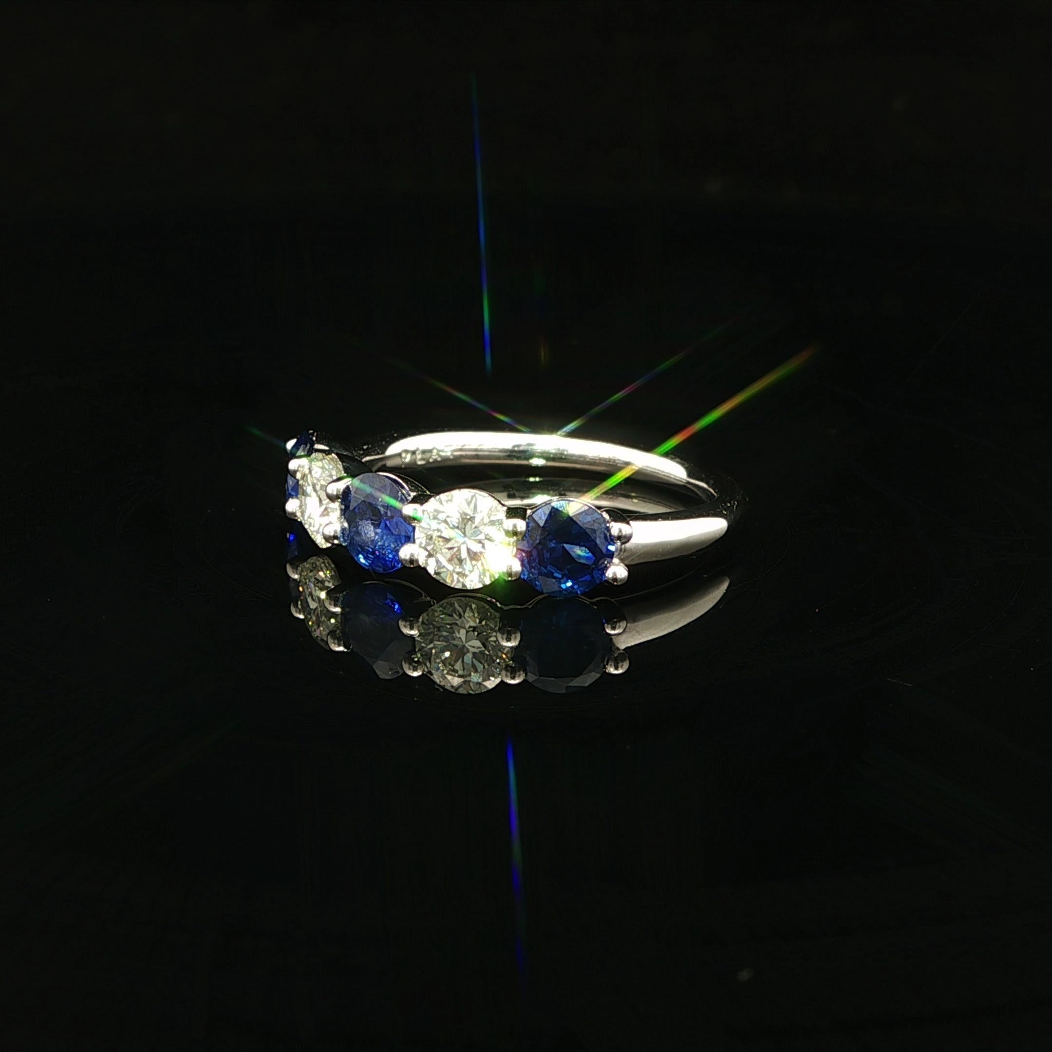 Taglio brillante Nuovo anello in platino con diamante e zaffiro blu di alta qualità a basso profilo in vendita