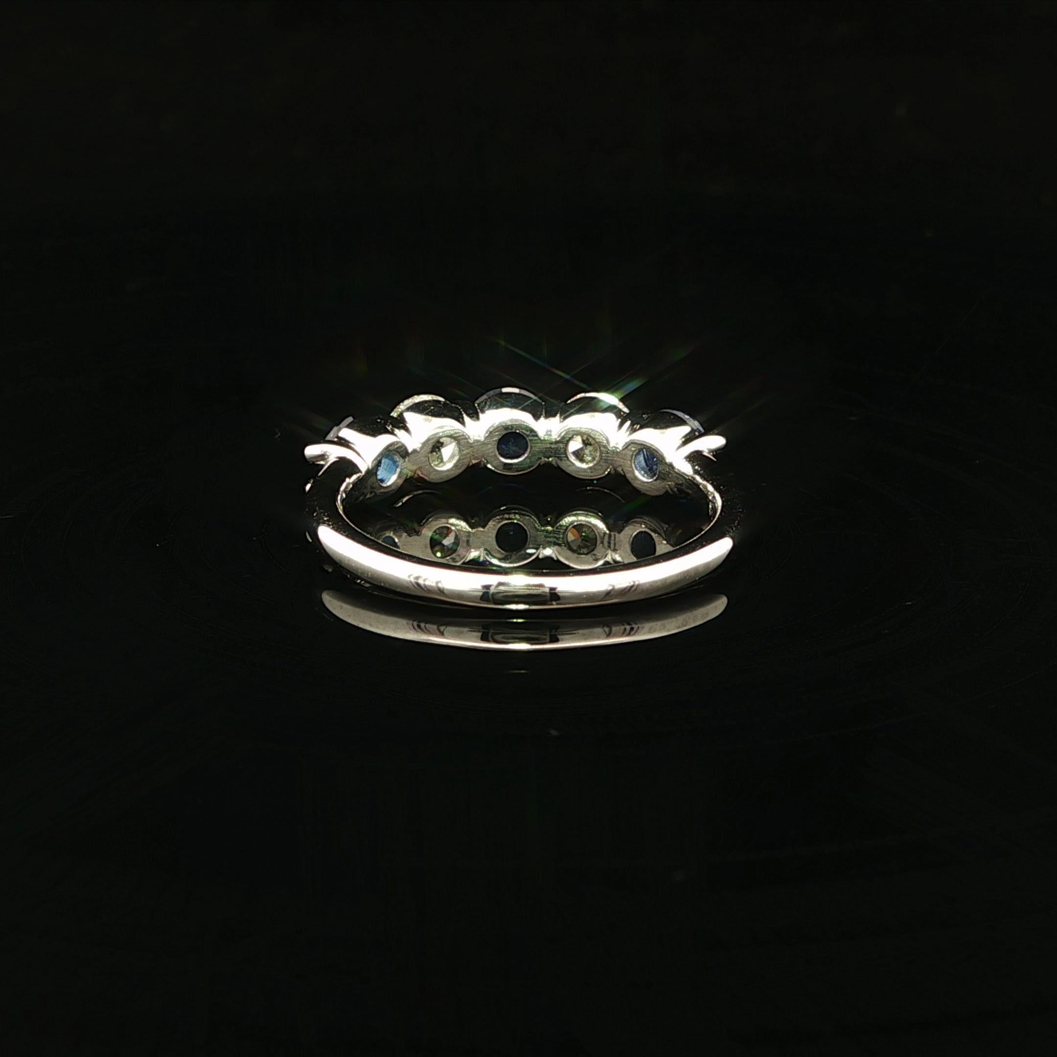 Nuovo anello in platino con diamante e zaffiro blu di alta qualità a basso profilo In condizioni Nuovo in vendita a Montclair, NJ