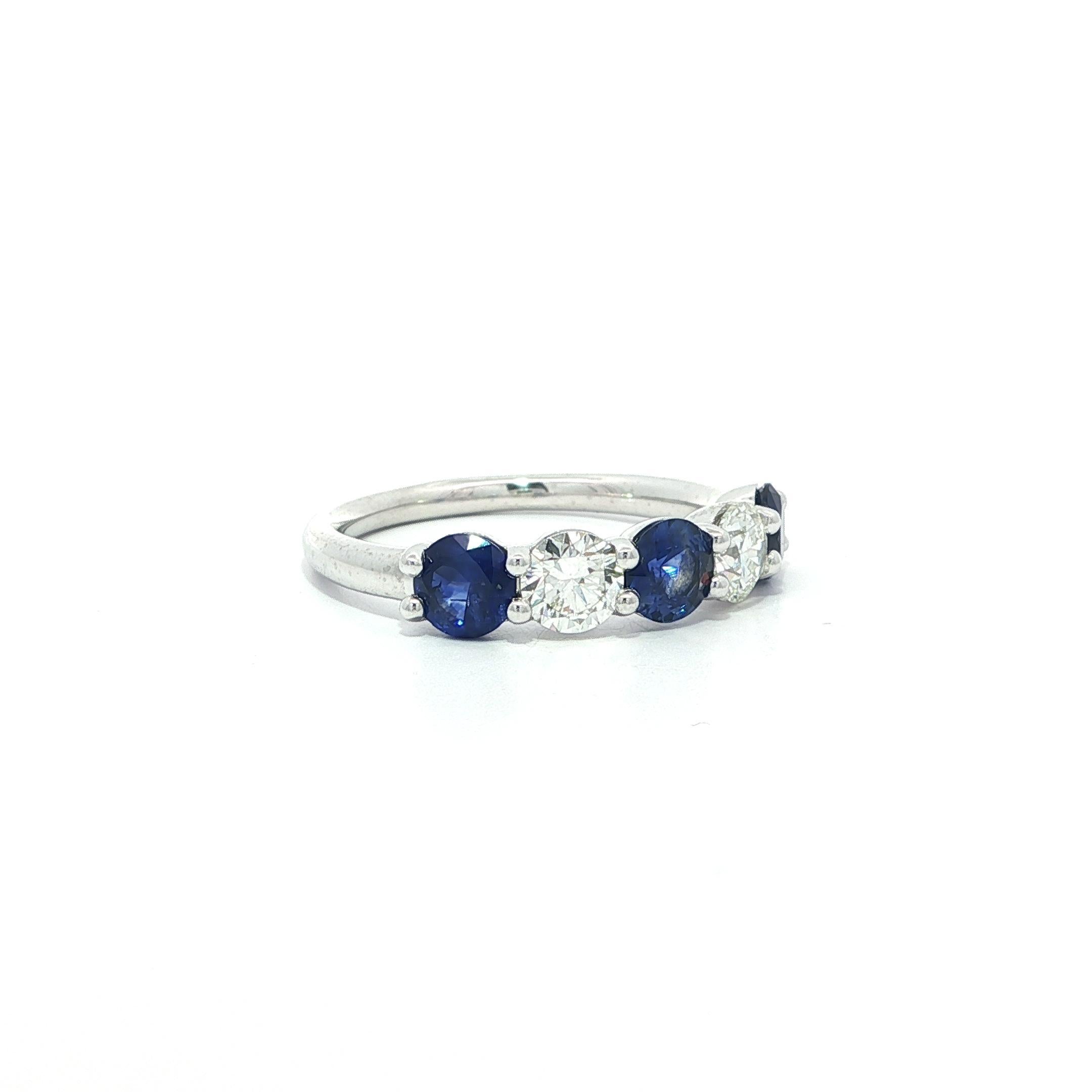 Donna Nuovo anello in platino con diamante e zaffiro blu di alta qualità a basso profilo in vendita