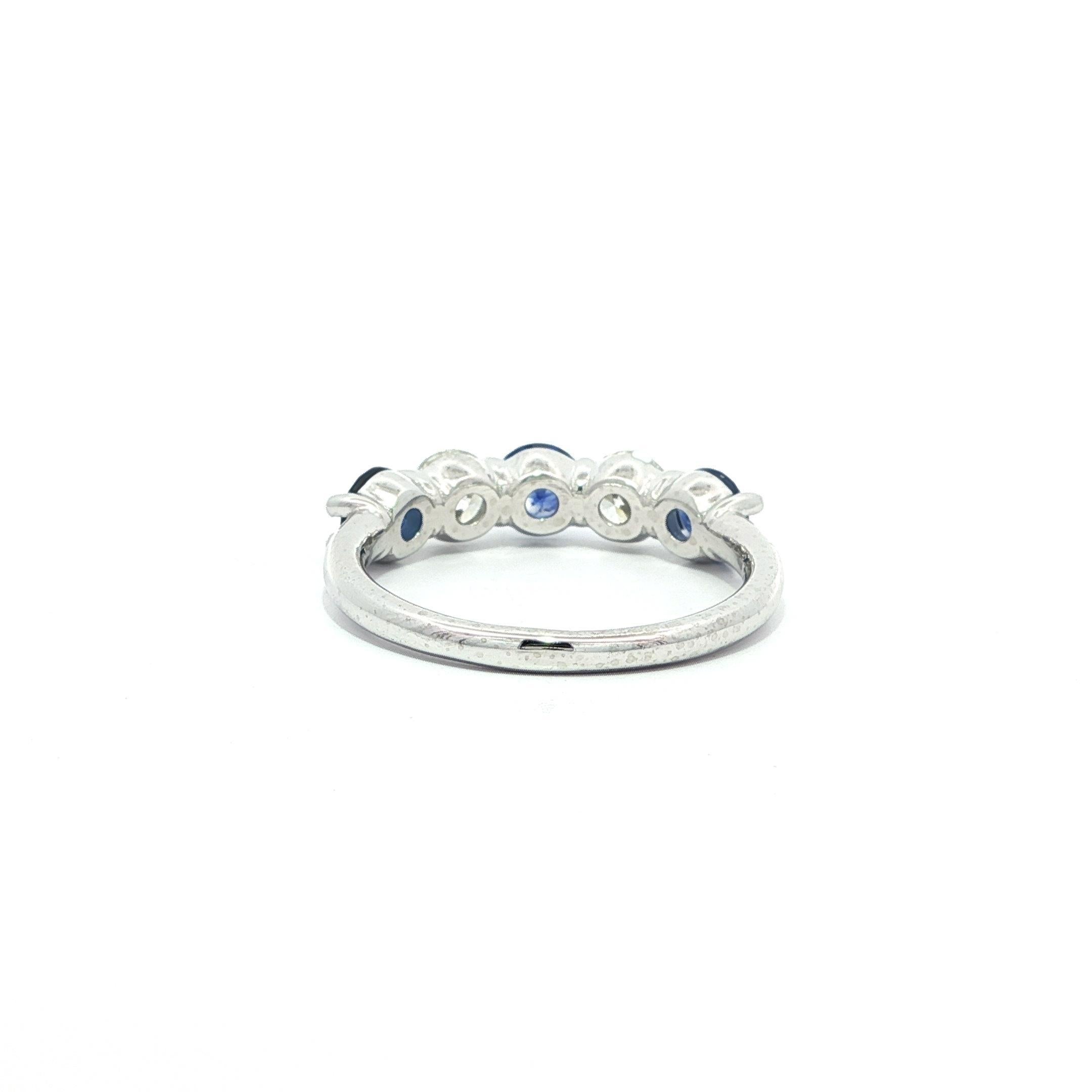 Nuovo anello in platino con diamante e zaffiro blu di alta qualità a basso profilo in vendita 3