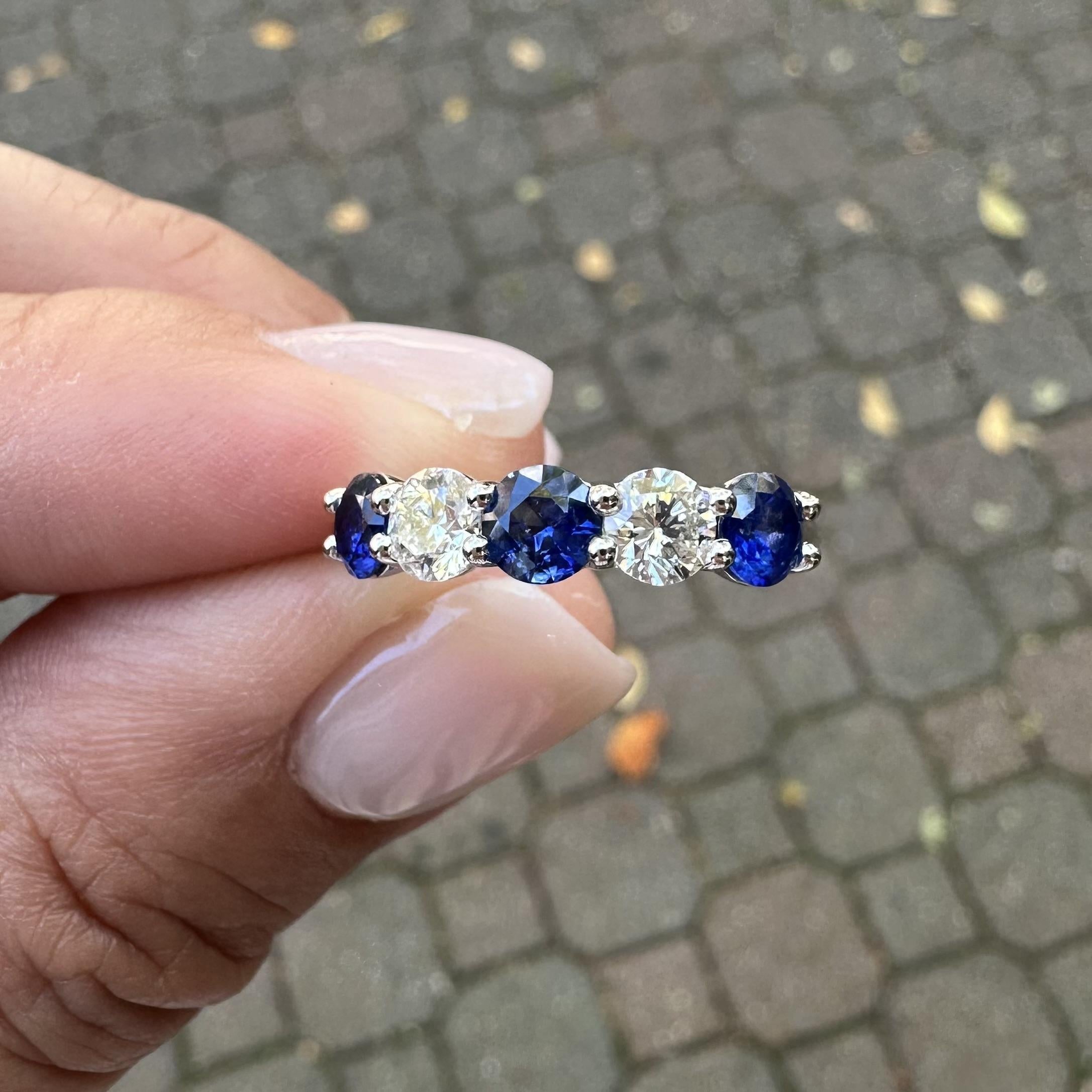 Nuovo anello in platino con diamante e zaffiro blu di alta qualità a basso profilo in vendita 4