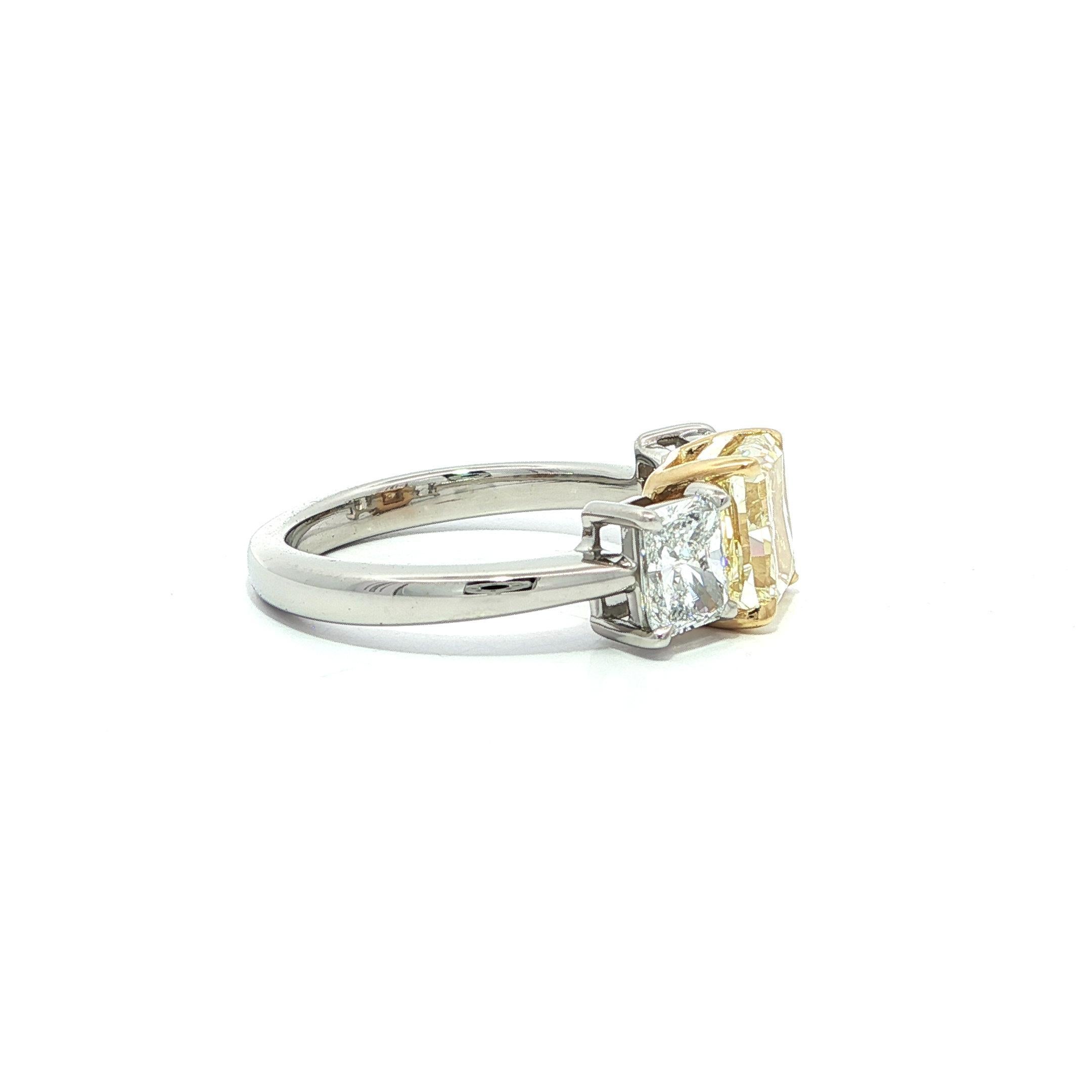 Nuovo anello in platino e oro 18k GIA da 3,5ctw con diamante radiante giallo e bianco A. Stone in vendita 5