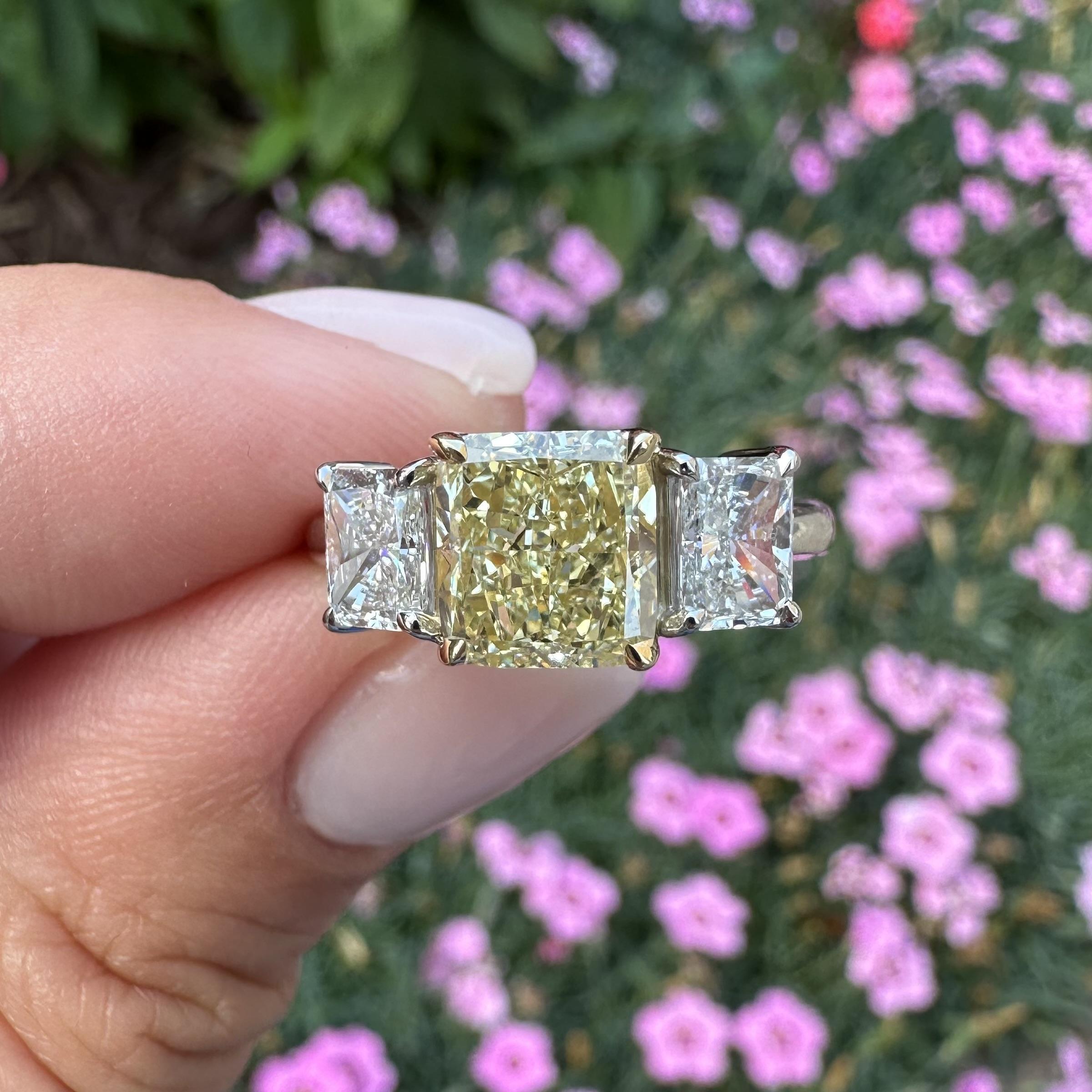 Nuovo anello in platino e oro 18k GIA da 3,5ctw con diamante radiante giallo e bianco A. Stone in vendita 8