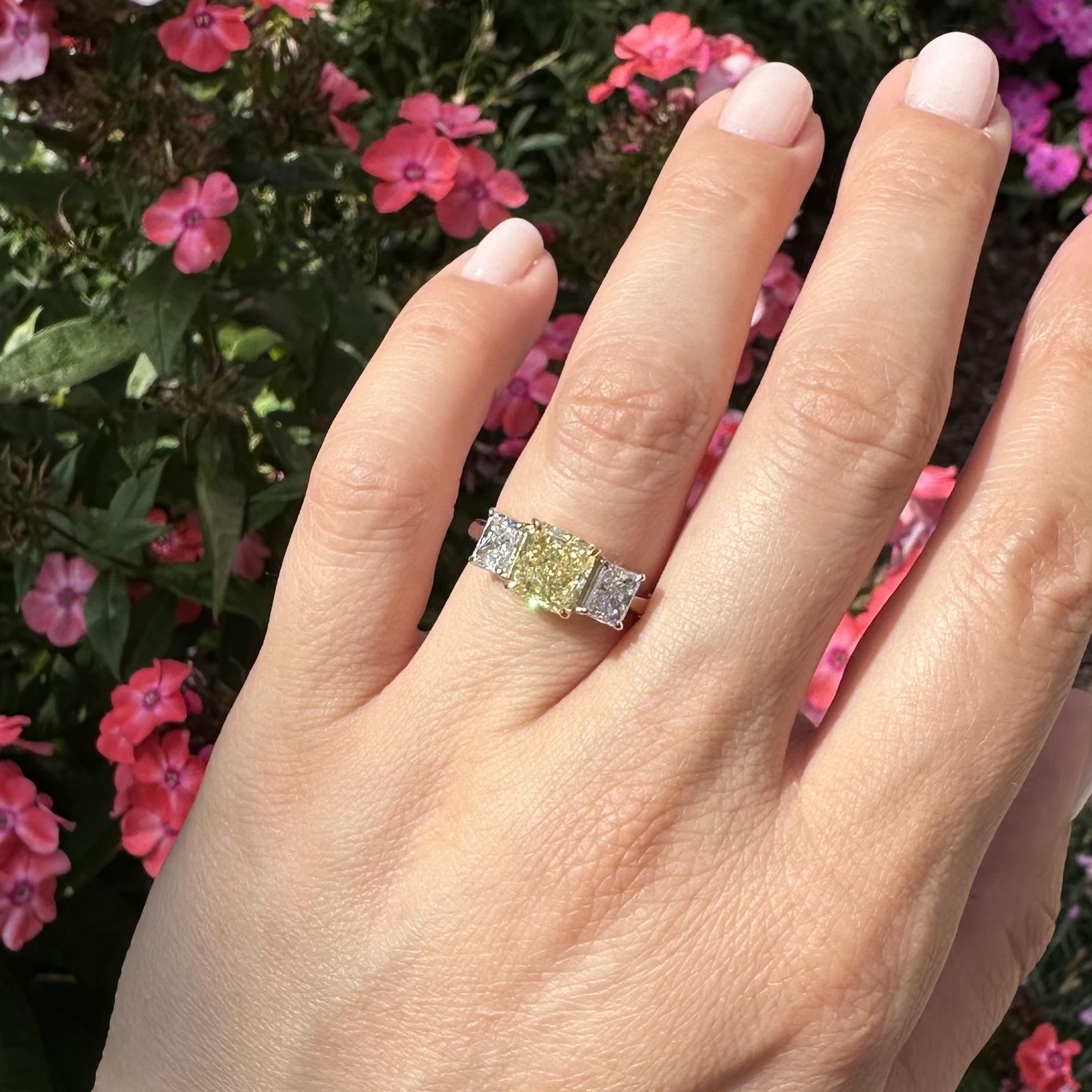 Nuovo anello in platino e oro 18k GIA da 3,5ctw con diamante radiante giallo e bianco A. Stone in vendita 9
