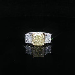 New Platinum & 18k Gold GIA 3,5ctw Gelb & Weiß Radiant Diamond 3 Stone Ring