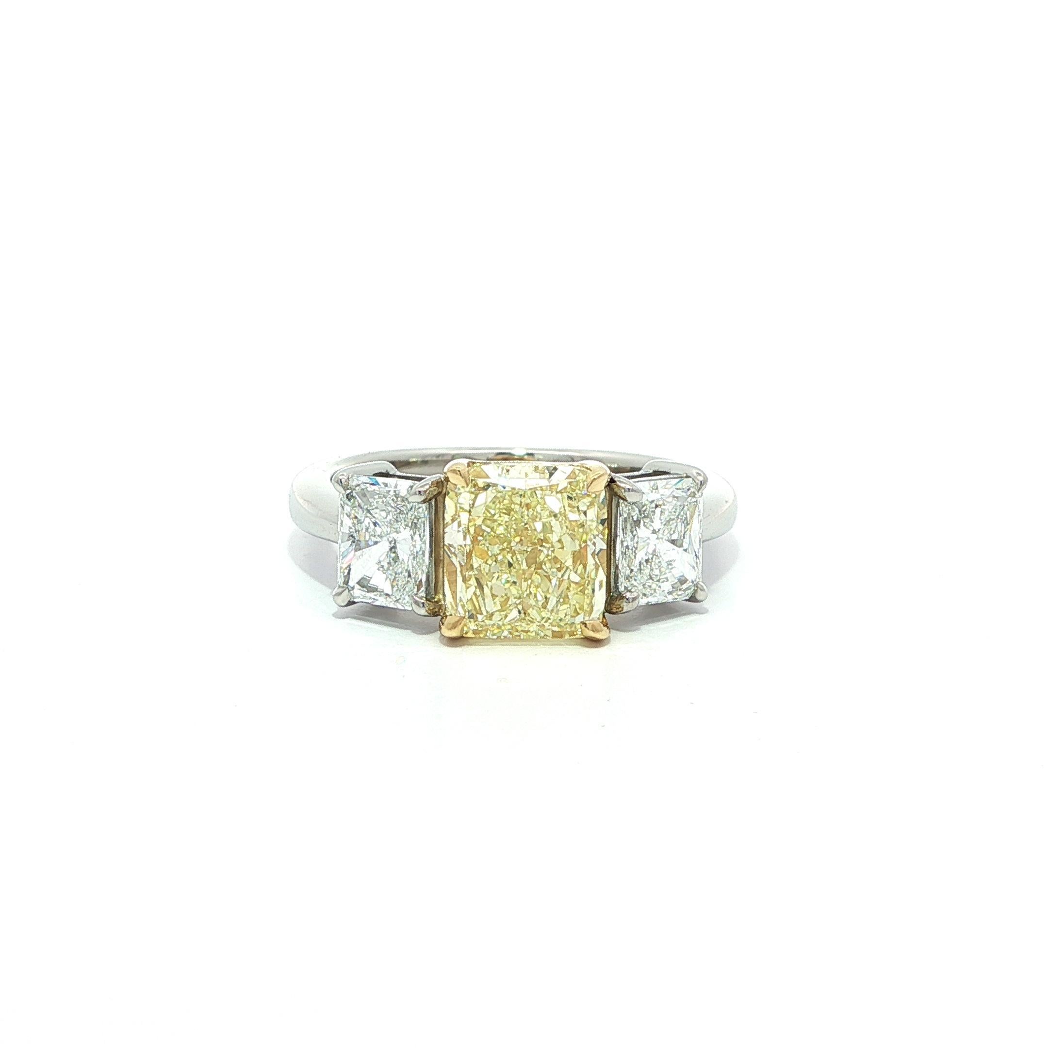 Donna Nuovo anello in platino e oro 18k GIA da 3,5ctw con diamante radiante giallo e bianco A. Stone in vendita