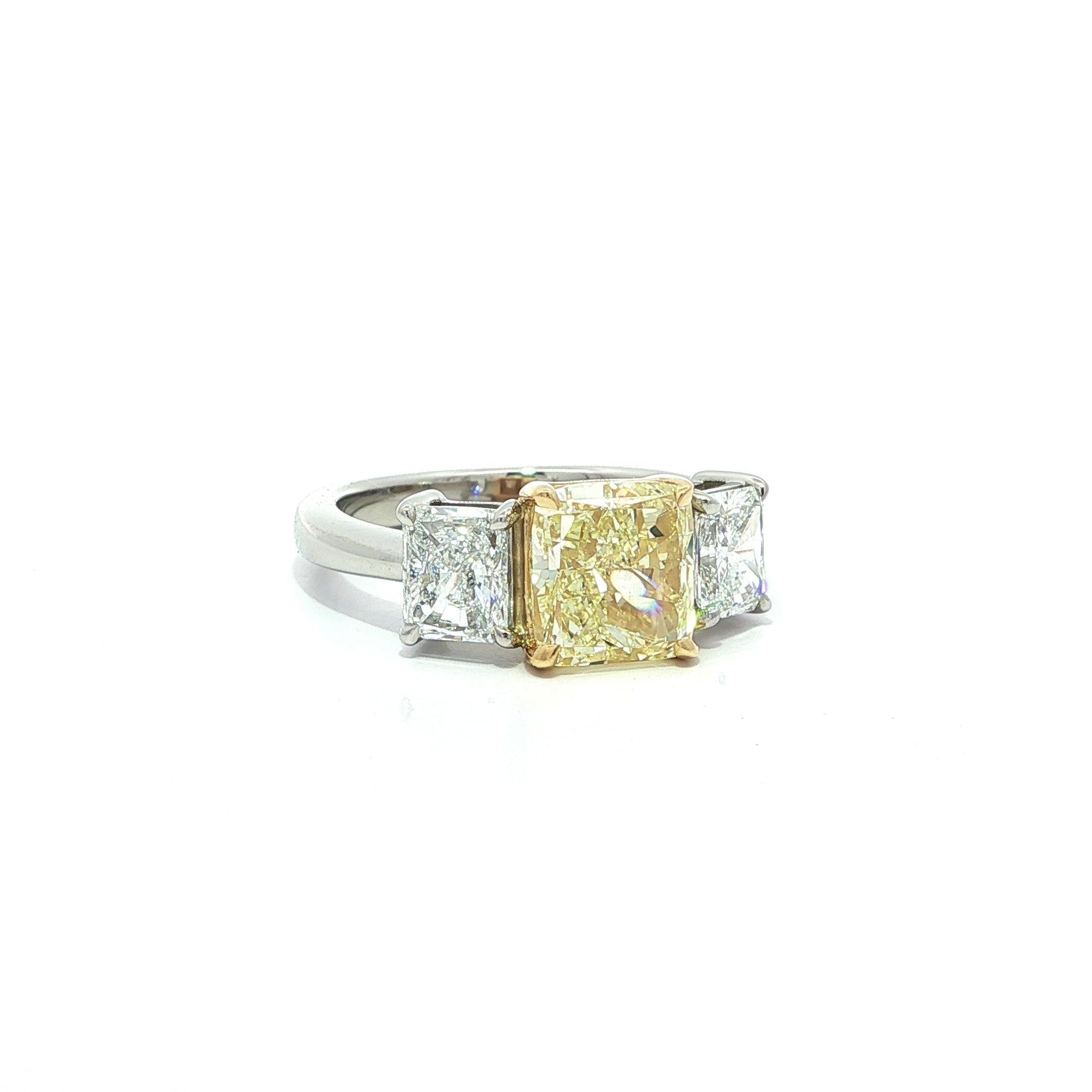 Nuovo anello in platino e oro 18k GIA da 3,5ctw con diamante radiante giallo e bianco A. Stone in vendita 1