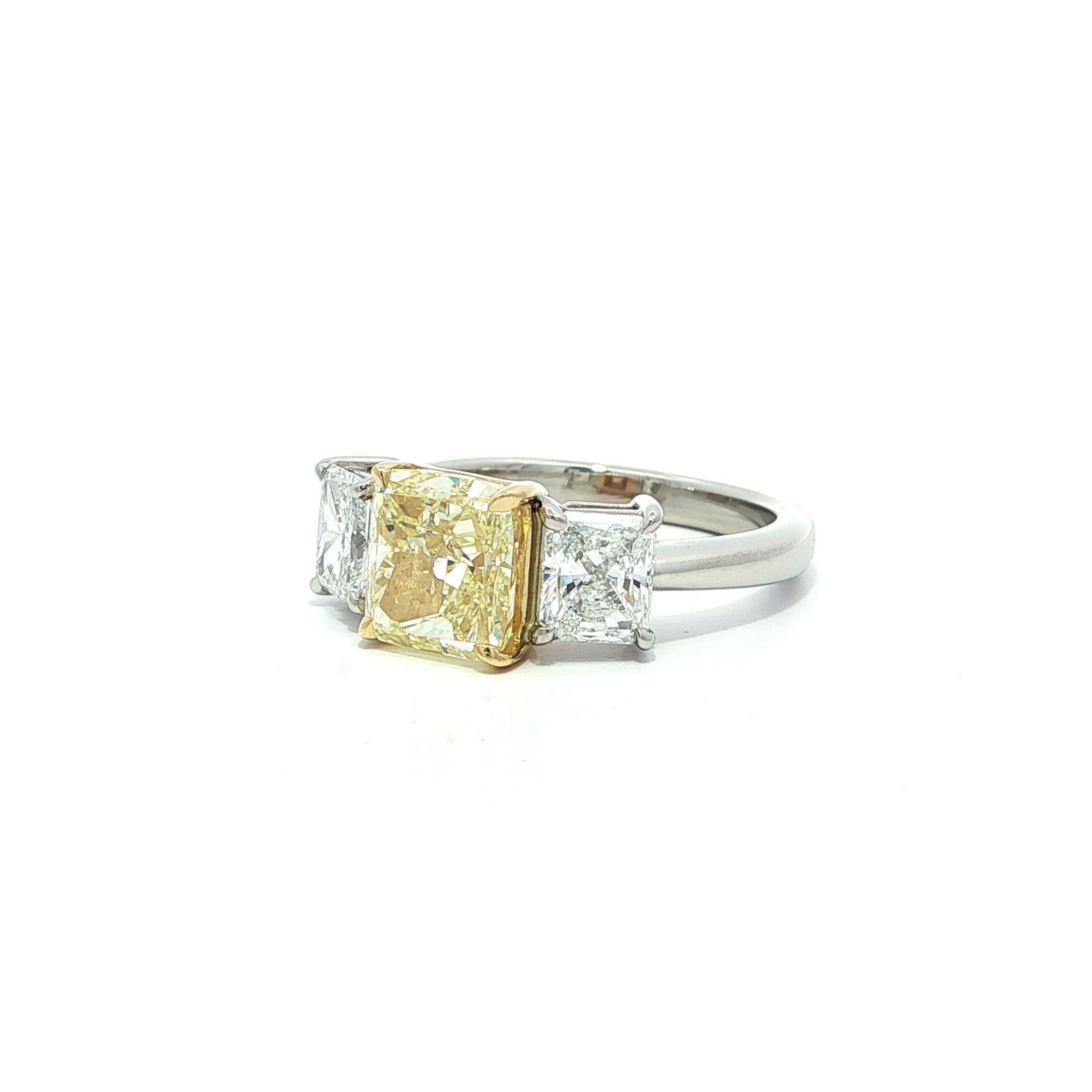 Nuovo anello in platino e oro 18k GIA da 3,5ctw con diamante radiante giallo e bianco A. Stone in vendita 2