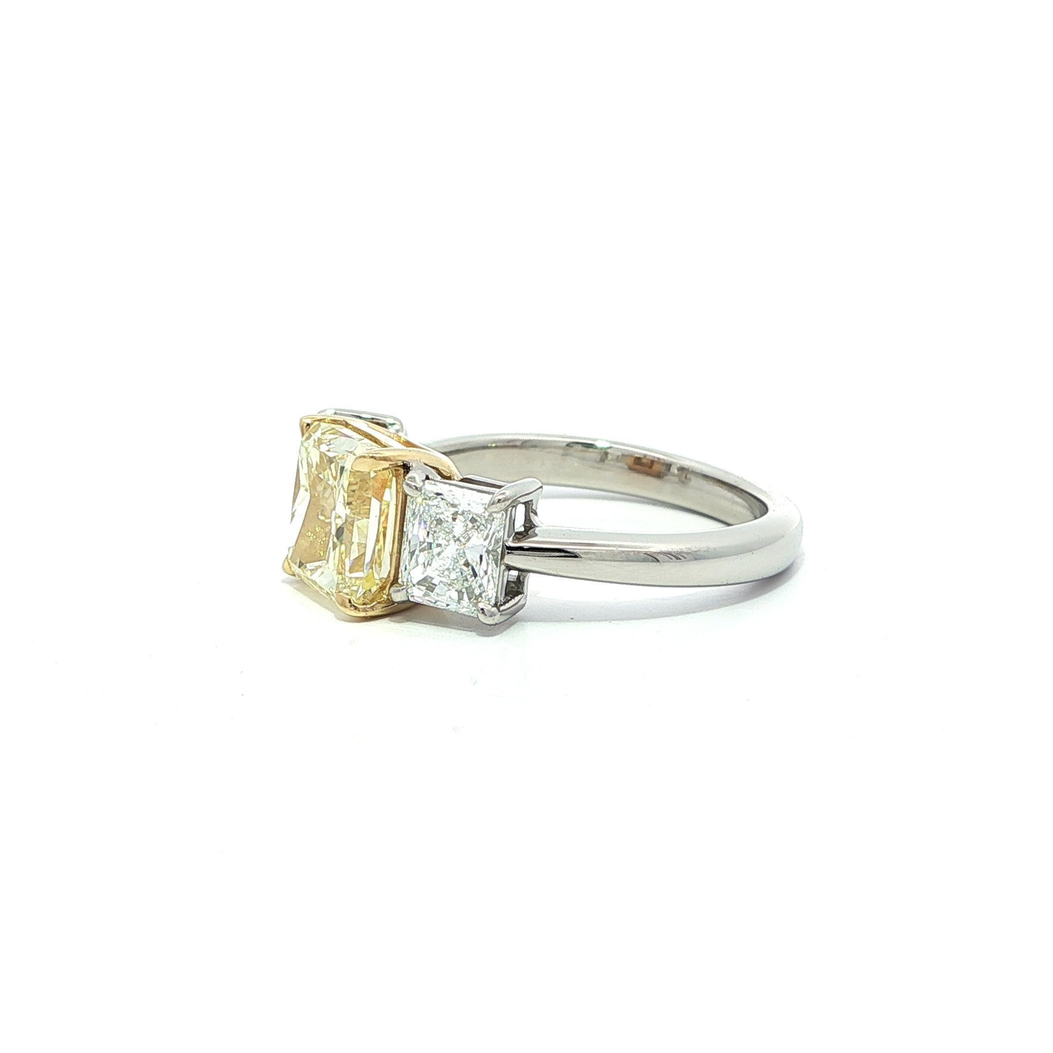 Nuovo anello in platino e oro 18k GIA da 3,5ctw con diamante radiante giallo e bianco A. Stone in vendita 3