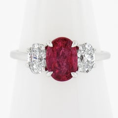 New Platinum 2.42ctw Gia Oval Vivid Pink Mahenge Spinel & Diamond 3 Stone Ring (bague à 3 pierres en platine de 2,42ctw Gia Oval Vivid Pink Mahenge Spinel & Diamond)