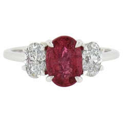 New Platinum 2.42ctw Gia Oval Vivid Pink Mahenge Spinel & Diamond 3 Stone Ring (bague à 3 pierres en platine de 2,42ctw Gia Oval Vivid Pink Mahenge Spinel & Diamond)