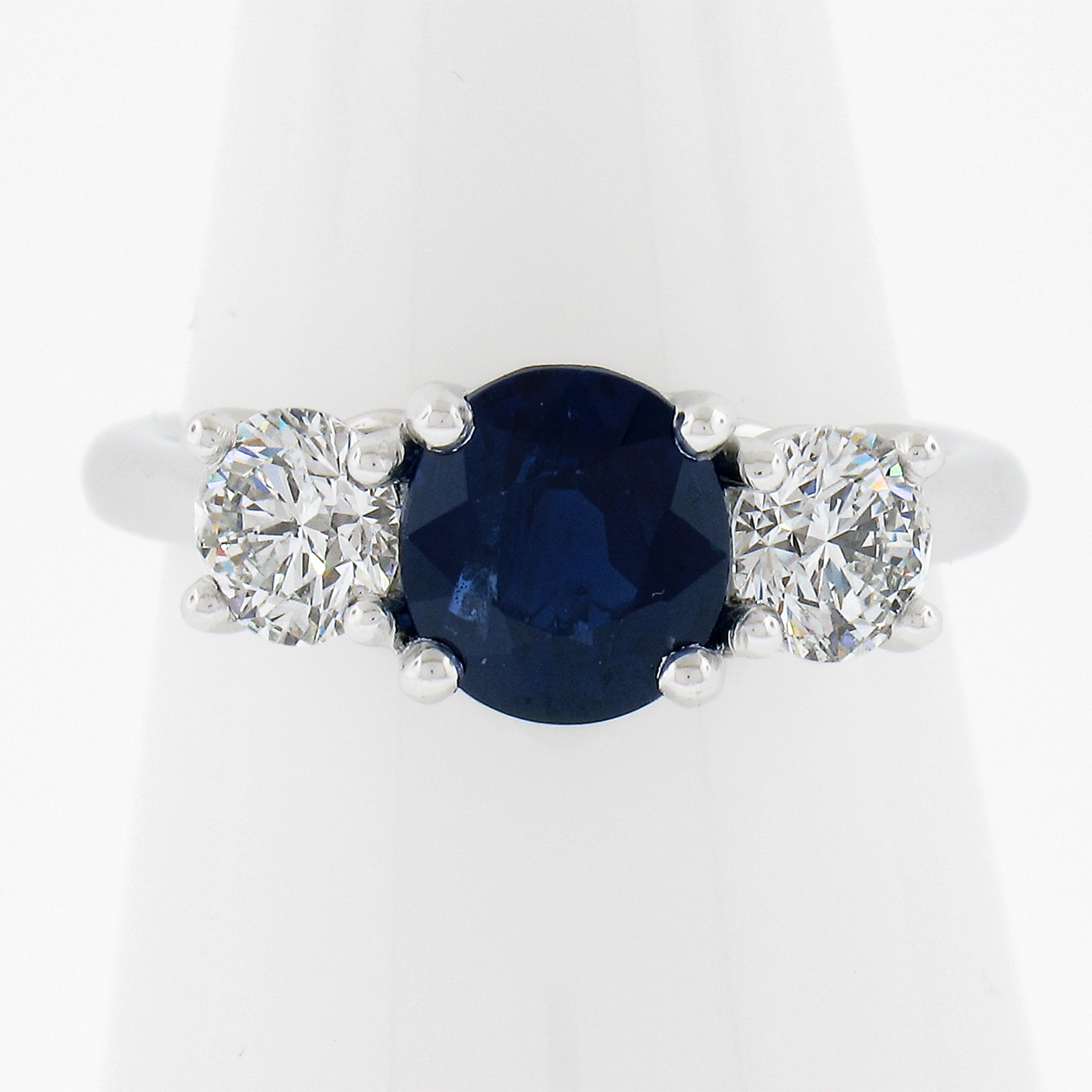 --Pierre(s) :...
(1) Saphir naturel véritable - taille ovale brillante - serti - couleur bleu royal étonnante - Burma No Heat - 2.05ct (exact - certifié)
**Voir les détails de la certification ci-dessous** 
(2) Diamants naturels authentiques -