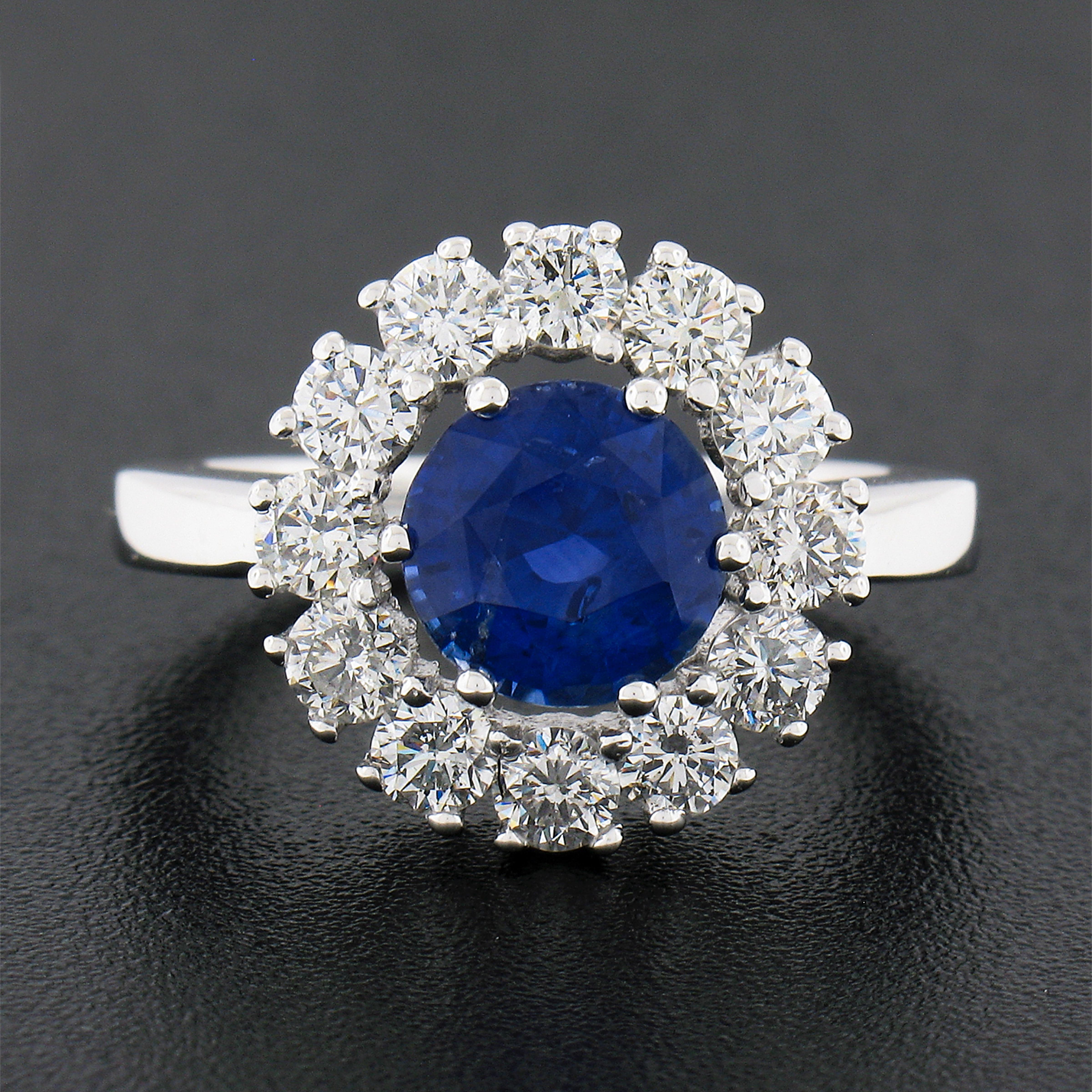 Taille ronde Bague en platine neuve avec saphir bleu rond de Ceylan et halo de diamants brillants de 3,06 carats certifiés GIA en vente